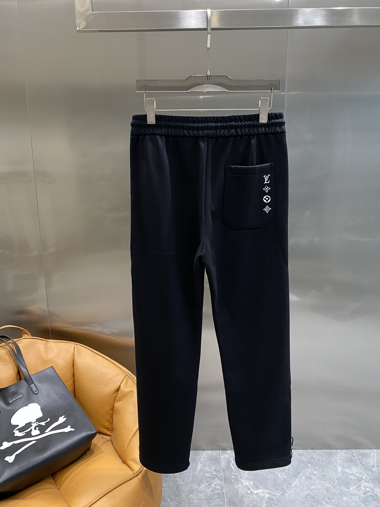 LV 24fw automne et hiver pantalon décontracté soigneusement conçu, à la fois le confort et un sens de la sophistication exclusive et la série contient un confortable chaud, ligne de mode classique tailleur rationalisé pratique et polyvalent très haut de gamme sens du luxe Taille : m-3xl🅿️480-high-fashion usine