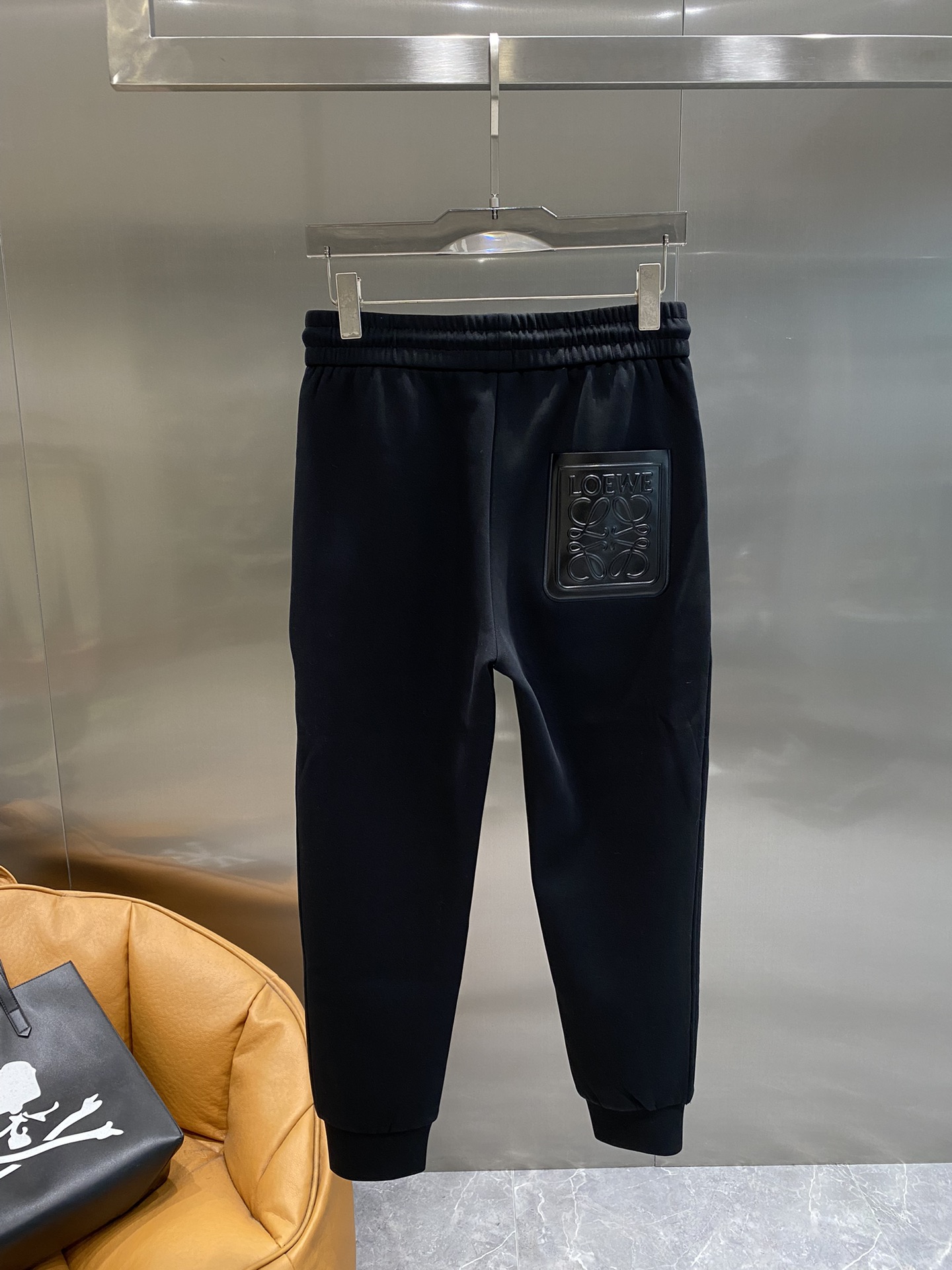 Loewe 24fw fall and winter casual pants carefully designed, both comfort and sense of sophistication of the exclusive and the series The series contains comfortable warm, classic fashion line Streamline tailoring practical and versatile very high-end sense of luxury Size: m-3xl🅿️480-high-fashion bags