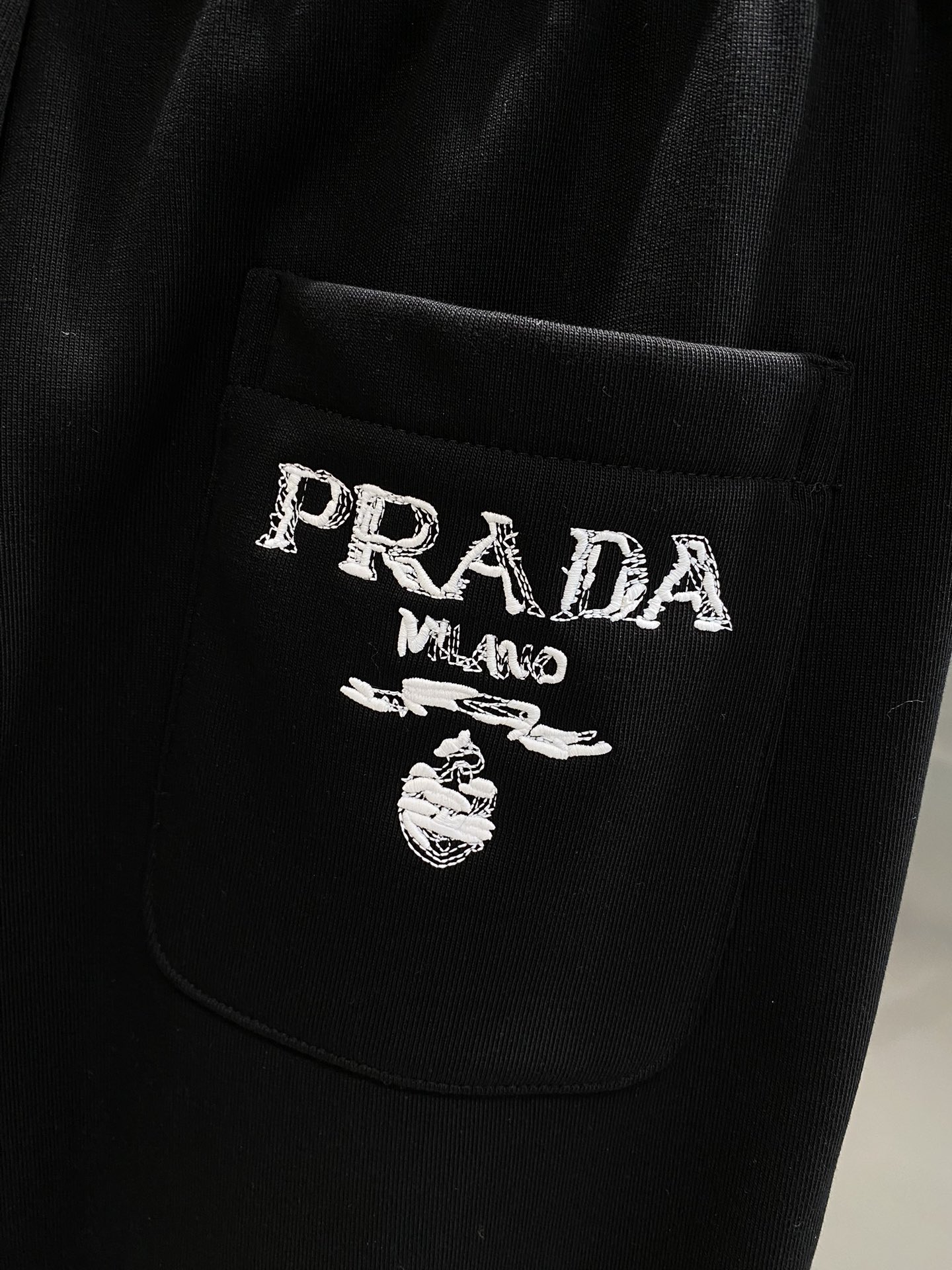 Prada top goods 2024 automne et hiver pantalons décontractés ! Le site officiel vente synchronisée marque logo classique pantalon décontracté personnalisé tissu confort excellent sensation de la main forte reconnaissance haute qualité de fabrication rembourré Taille : M-3XL🅿️480-haute imitation usine