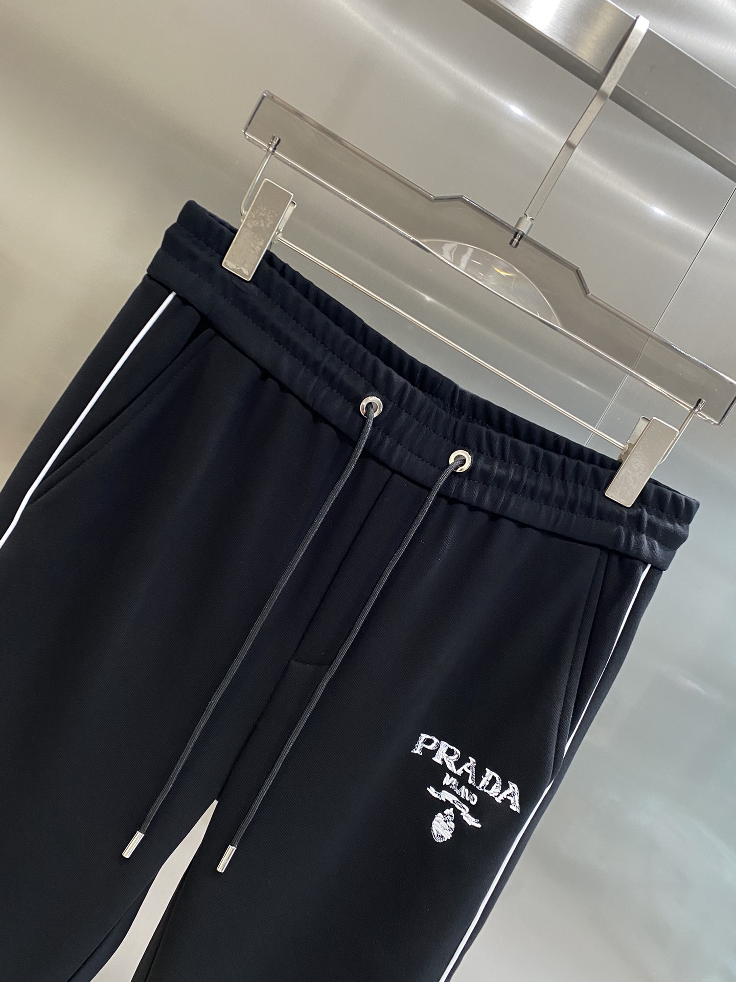 Prada top goods 2024 automne et hiver pantalons décontractés ! Le site officiel vente synchronisée marque logo classique pantalon décontracté personnalisé tissu confort excellent sensation de la main forte reconnaissance haute qualité de fabrication rembourré Taille : M-3XL🅿️480-haute imitation usine