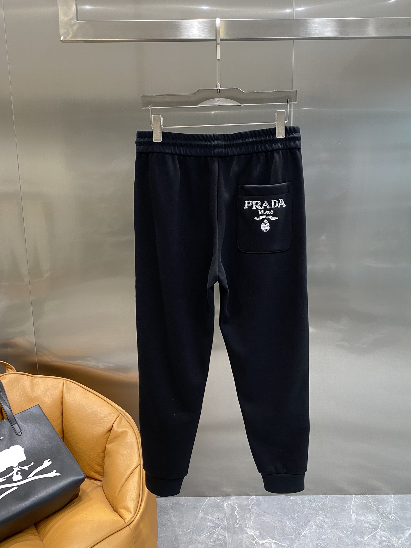 Prada top goods 2024 automne et hiver pantalons décontractés ! Le site officiel vente synchronisée marque logo classique pantalon décontracté personnalisé tissu confort excellent sensation de la main forte reconnaissance haute qualité de fabrication rembourré Taille : M-3XL🅿️480-haute imitation usine