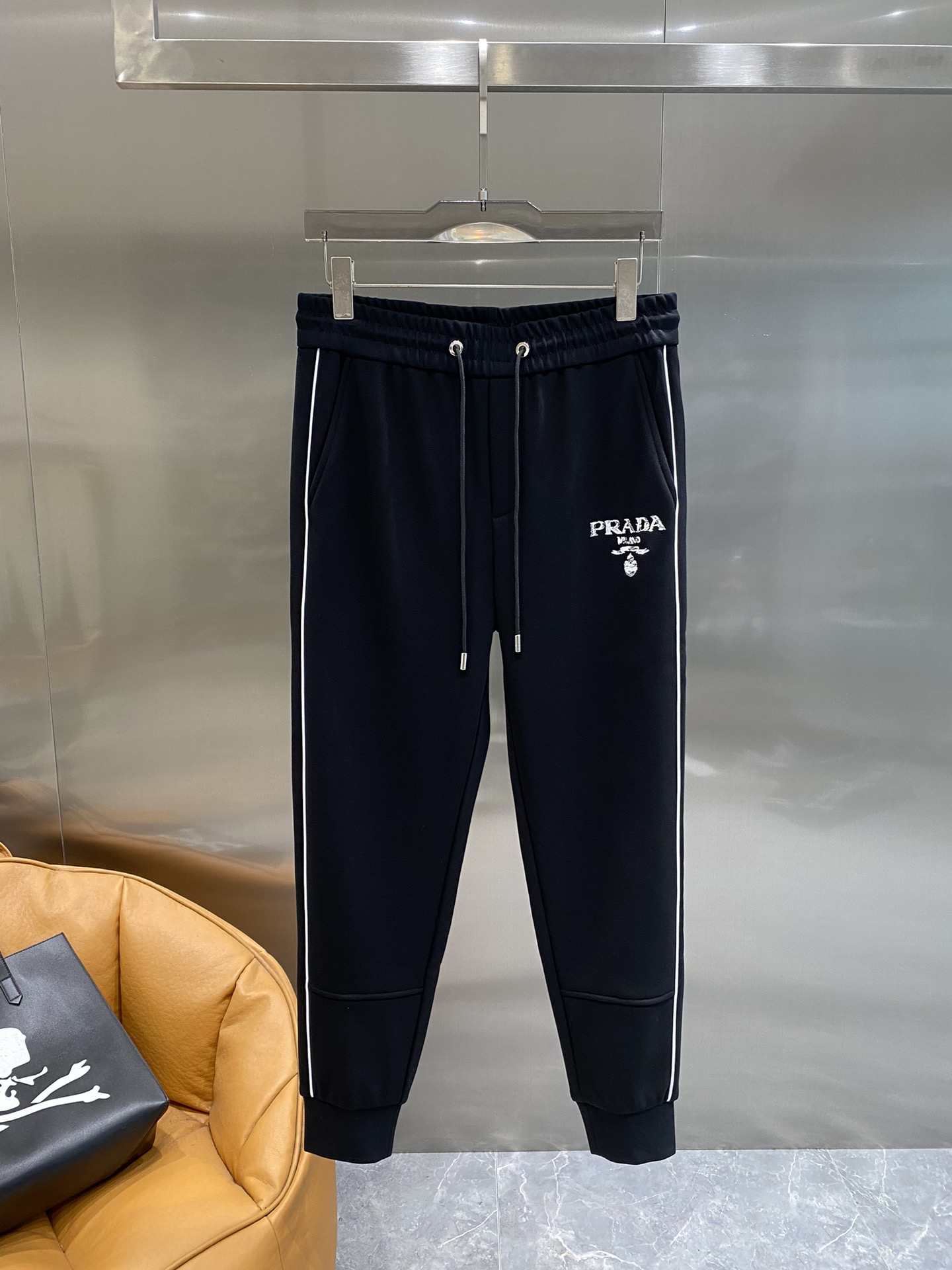 Prada top goods 2024 automne et hiver pantalons décontractés ! Le site officiel vente synchronisée marque logo classique pantalon décontracté personnalisé tissu confort excellent sensation de la main forte reconnaissance haute qualité de fabrication rembourré Taille : M-3XL🅿️480-haute imitation usine