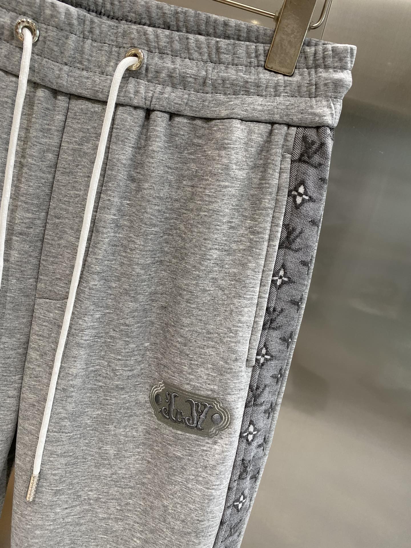 Calças casuais para homem da nova coleção LV outono/inverno 2024! São confeccionadas em algodão stretch fornecido por convidados, com um toque suave e delicado! O estilo da marca é inconfundível! Design minimalista, sem elementos chamativos supérfluos, para declarar os principais pormenores dos acessórios de hardware de fino acabamento, a espessura original personalizada também é a ideal para gerir facilmente todos os tipos de clima, a cor clássica no corpo mostra muito bem o espírito de uma variedade de estilos para usar em negócios casuais, na vida quotidiana, as tendências da moda podem ser geridas! No geral, quer se trate de grau ou de sentido de moda, é extremamente excelente para dar um gosto extraordinário ao vestuário! Tamanho almofadado: M~3XL🅿️480