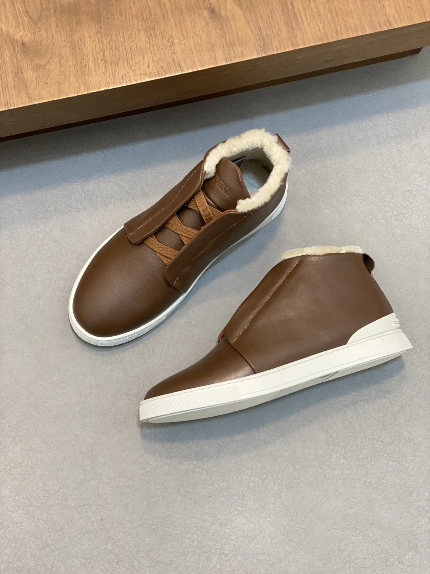 P900 Ermenegildo Zegna Ermenegildo Zegna Mid Top Wool Lining Athletic Casual SneakerLe Triple Stitch Mid Top Sneaker est une chaussure décontractée sophistiquée, dotée de l'emblématique triple élastique croisé, inspiré par le style des triples coutures réalisées à la main, qui souligne l'héritage de Zegna.La sneaker en daim et peau de daim est une silhouette à enfiler, légère et dotée d'une semelle extérieure en caoutchouc souple. Doublure en shearling mérinos naturelConfort facile à enfiler et talon exceptionnel avec logo Ermenegildo Zegna XXXDétails:Col en daim et peau de cerfDoublure en shearling mérinos naturel retournéSemelle intérieure à mémoire de forme en shearling naturel mérinosModèle de semelle intercalaireSemelle de propreté facile à enfilerSangles élastiques croisées et design ondulé 3DDécoration de la languetteBranding "Décoration de la languetteNom de la marqueSemelle légère en mousse de caoutchouc extensibleApplication d'une garniture en TPU XXX sur le talonCaoutchouc aérien sur le corpsCirconférence et couture de la semelle extérieureCode produit:LHKUR-A5137X-COCMade in Italy39/40/41/42/43/44, (38, 45 sur commande)Taille de chaussure standard en cuirEmballage de comptoirContenu avec organisateur de chaussure-... répliques de sacs à main de haute qualité