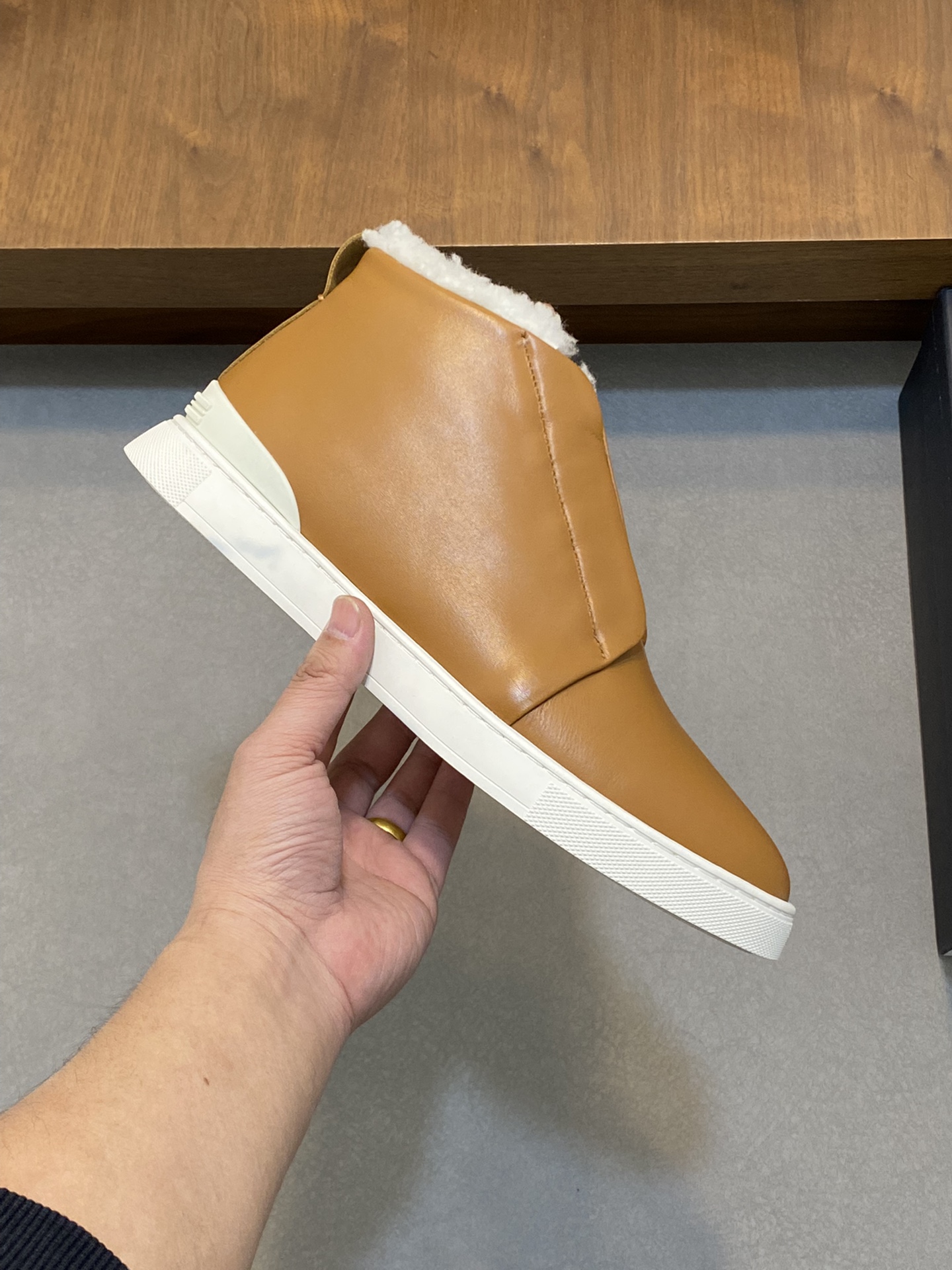 P900 Ermenegildo Zegna Ermenegildo Zegna Mid Top Wool Lining Athletic Casual SneakerO Triple Stitch Mid Top Sneaker é um sapato casual sofisticado com o icónico pormenor elástico triplo cruzado inspirado no estilo de costura tripla costurada à mão que realça a herança da Zegna. Forro em pele de cervo MerinoConforto fácil de calçar e salto excecional com o icónico logótipo Ermenegildo Zegna XXXDetalhes:Tecido em camurça/pele de cervo na golaForro em pele de cervo Merino natural invertidoSola de memória de alta elasticidade em pele de cervo natural MerinoSola intermédia com palmilha fácil de calçarCalçado fácil de calçarCintas elásticas cruzadas e design 3D "ondulado "Acabamentos na línguaMarca "Decoração da línguaNome da marcaSola de espuma de borracha leve e elásticaAplicação de guarnição TPU XXX no calcanharBorracha de ar no corpoCircunferência e costura da sola Código do produto:LHKUR-A5137X-COCMade in Italy39/40/41/42/43/44, (38, 45 por encomenda)Tamanho de sapato de couro padrãoEmbalagem de balcãoContido com organizador de sapatos-... réplicas de bolsas de alta qualidade