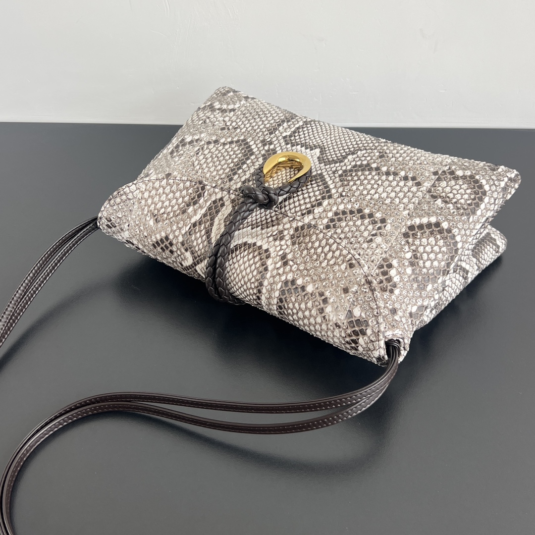 Bv Liberta Snakeskin Crossbody Bag 🐍 806030 Fabriqué en écailles de peau de python du Vietnam surélevées complètes et fines avec un motif de grain fin dans des couleurs vives et complètes 👍 Apporte une texture et une sensation inégalées au sac 👍 Le sac avec un fermoir de verrouillage en métal améliore non seulement le sens général du luxe, mais rend également le sac très collectionnable fin de l'année pour assister à une fête trop laiteuse Si 💕.Taille : 27.5x16x6 petit cher