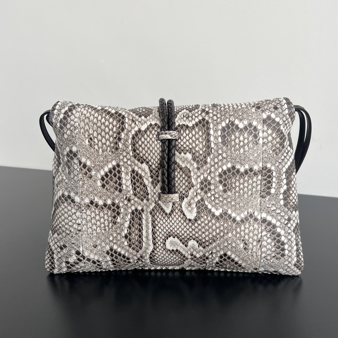 Bv Liberta Snakeskin Crossbody Bag 🐍 806030 Hecho de escamas de piel de pitón de Vietnam planteadas escamas completas y finas con patrón de grano fino en colores brillantes y llenos 👍 Trae textura sin igual y la sensación de la bolsa 👍 La bolsa con un cierre de bloqueo de metal no sólo mejora la sensación general de lujo, sino que también hace que la bolsa muy coleccionable fin de año para asistir a la fiesta demasiado lechoso Si 💕Tamaño: 27.5x16x6 pequeño caro