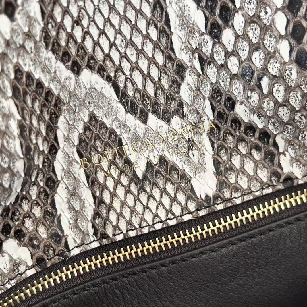 Bv Liberta Snakeskin Crossbody Bag 🐍 806030 Fabriqué en écailles de peau de python du Vietnam surélevées complètes et fines avec un motif de grain fin dans des couleurs vives et complètes 👍 Apporte une texture et une sensation inégalées au sac 👍 Le sac avec un fermoir de verrouillage en métal améliore non seulement le sens général du luxe, mais rend également le sac très collectionnable fin de l'année pour assister à une fête trop laiteuse Si 💕.Taille : 27.5x16x6 petit cher