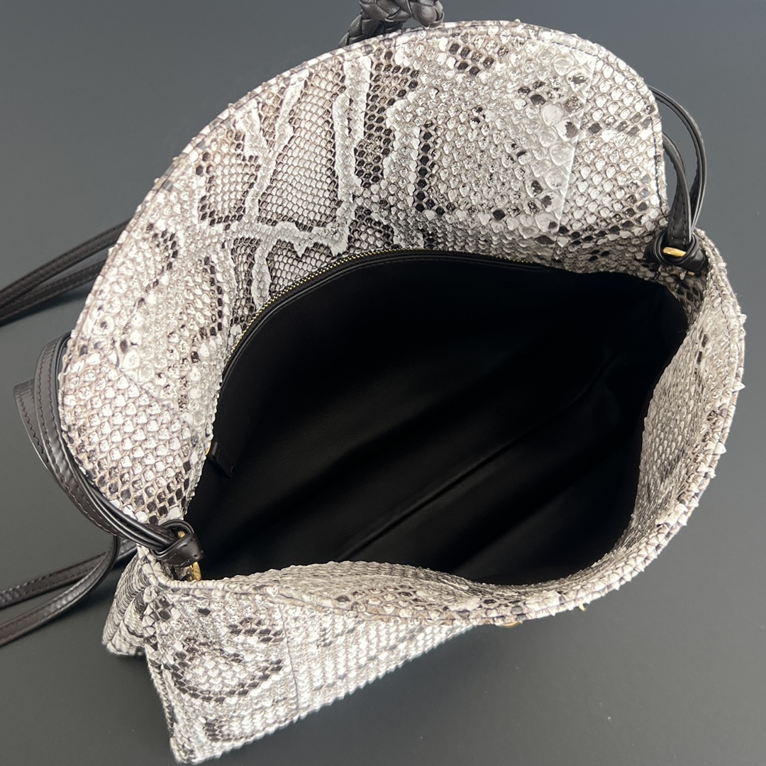 Bv Liberta Snakeskin Crossbody Bag 🐍 806030 Fabriqué en écailles de peau de python du Vietnam surélevées complètes et fines avec un motif de grain fin dans des couleurs vives et complètes 👍 Apporte une texture et une sensation inégalées au sac 👍 Le sac avec un fermoir de verrouillage en métal améliore non seulement le sens général du luxe, mais rend également le sac très collectionnable fin de l'année pour assister à une fête trop laiteuse Si 💕.Taille : 27.5x16x6 petit cher