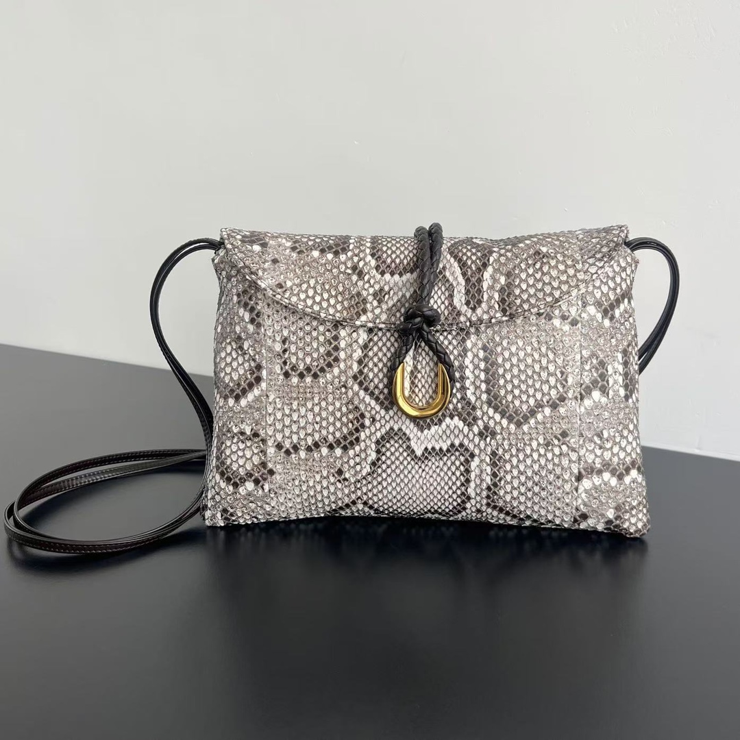 Bv Liberta Snakeskin Crossbody Bag 🐍 806030 Hecho de escamas de piel de pitón de Vietnam planteadas escamas completas y finas con patrón de grano fino en colores brillantes y llenos 👍 Trae textura sin igual y la sensación de la bolsa 👍 La bolsa con un cierre de bloqueo de metal no sólo mejora la sensación general de lujo, sino que también hace que la bolsa muy coleccionable fin de año para asistir a la fiesta demasiado lechoso Si 💕Tamaño: 27.5x16x6 pequeño caro