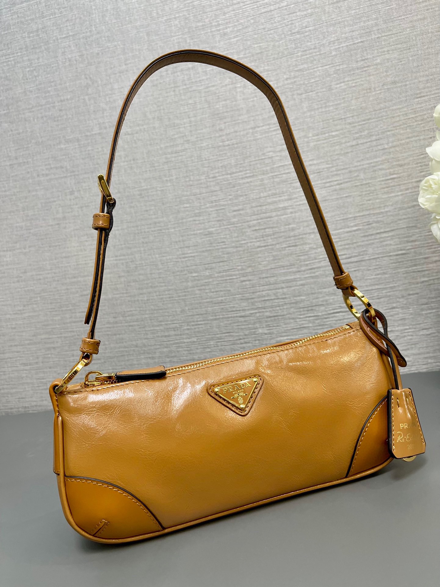 P900 Bolso de piel encerada marrón de Prada 1BC201 Piel encerada Este bolso bandolera 2002 de piel encerada, elegantemente sencillo, está fabricado en una innovadora piel encerada importada adornada con detalles de piel brillante e incorpora los versátiles elementos de diseño de P Correas ajustables para el hombro, herrajes metálicos y un llavero extraíble El logotipo triangular de metal esmaltado resalta los rasgos clásicos de la marca Ligero y práctico ¡Dese prisa en conseguirlo! ¡H10xB5cm!