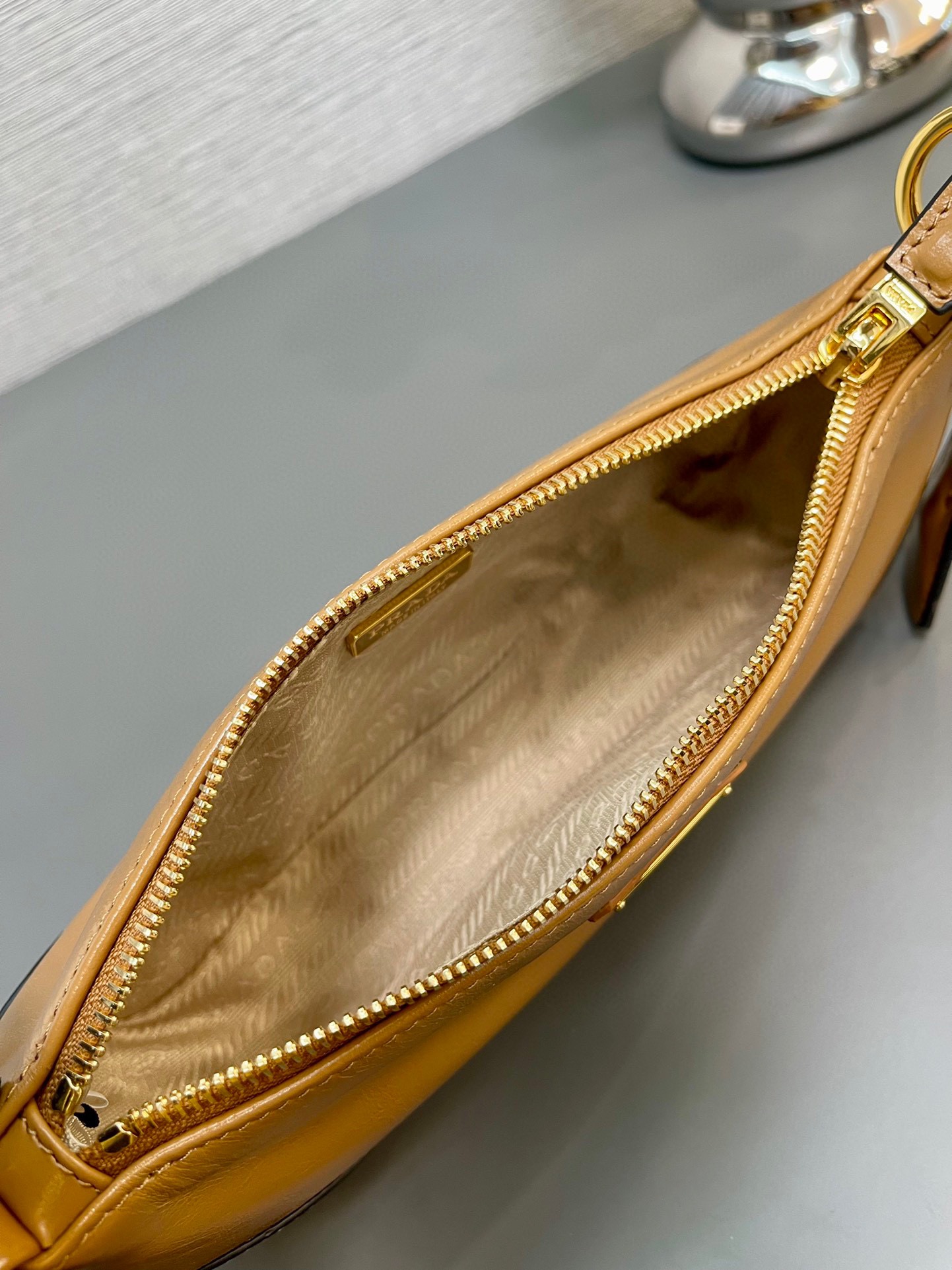 P900 Bolso de piel encerada marrón de Prada 1BC201 Piel encerada Este bolso bandolera 2002 de piel encerada, elegantemente sencillo, está fabricado en una innovadora piel encerada importada adornada con detalles de piel brillante e incorpora los versátiles elementos de diseño de P Correas ajustables para el hombro, herrajes metálicos y un llavero extraíble El logotipo triangular de metal esmaltado resalta los rasgos clásicos de la marca Ligero y práctico ¡Dese prisa en conseguirlo! ¡H10xB5cm!