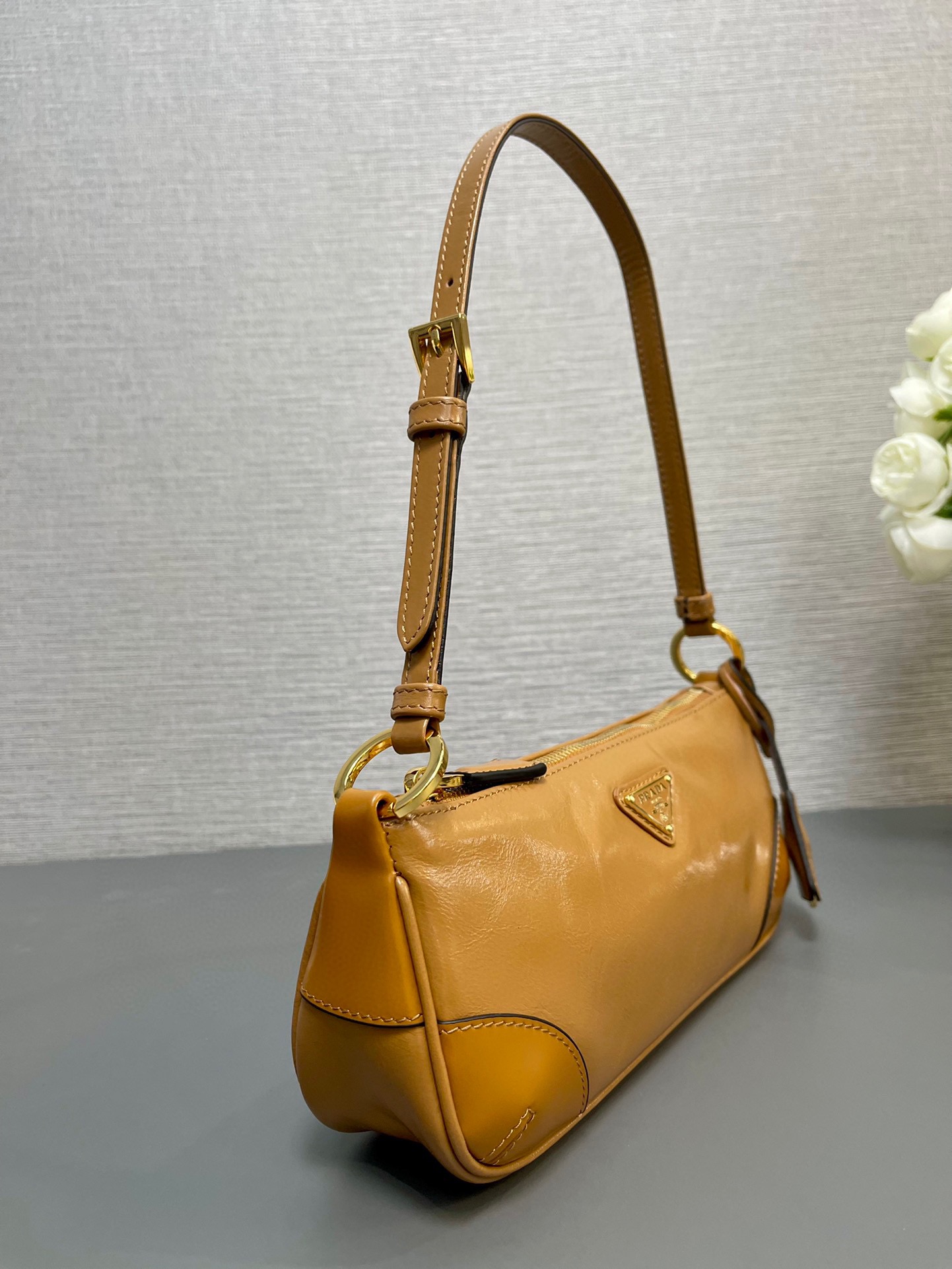 P900 Bolso de piel encerada marrón de Prada 1BC201 Piel encerada Este bolso bandolera 2002 de piel encerada, elegantemente sencillo, está fabricado en una innovadora piel encerada importada adornada con detalles de piel brillante e incorpora los versátiles elementos de diseño de P Correas ajustables para el hombro, herrajes metálicos y un llavero extraíble El logotipo triangular de metal esmaltado resalta los rasgos clásicos de la marca Ligero y práctico ¡Dese prisa en conseguirlo! ¡H10xB5cm!