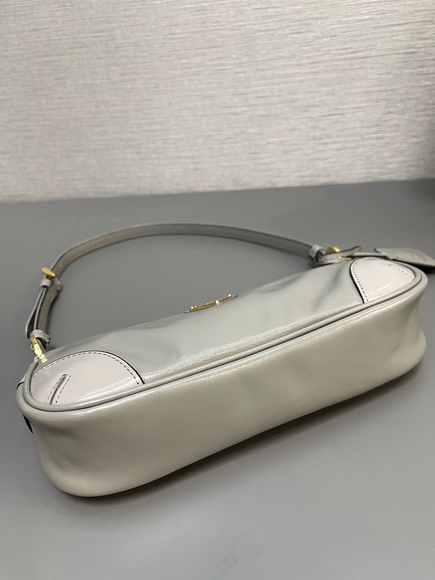 P900 Bolso de piel encerada marrón de Prada 1BC201 Piel encerada Este bolso bandolera 2002 de piel encerada, elegantemente sencillo, está fabricado en una innovadora piel encerada importada adornada con detalles de piel brillante e incorpora los versátiles elementos de diseño de P Correas ajustables para el hombro, herrajes metálicos y un llavero extraíble El logotipo triangular de metal esmaltado resalta los rasgos clásicos de la marca Ligero y práctico ¡Dese prisa en conseguirlo! ¡H10xB5cm!