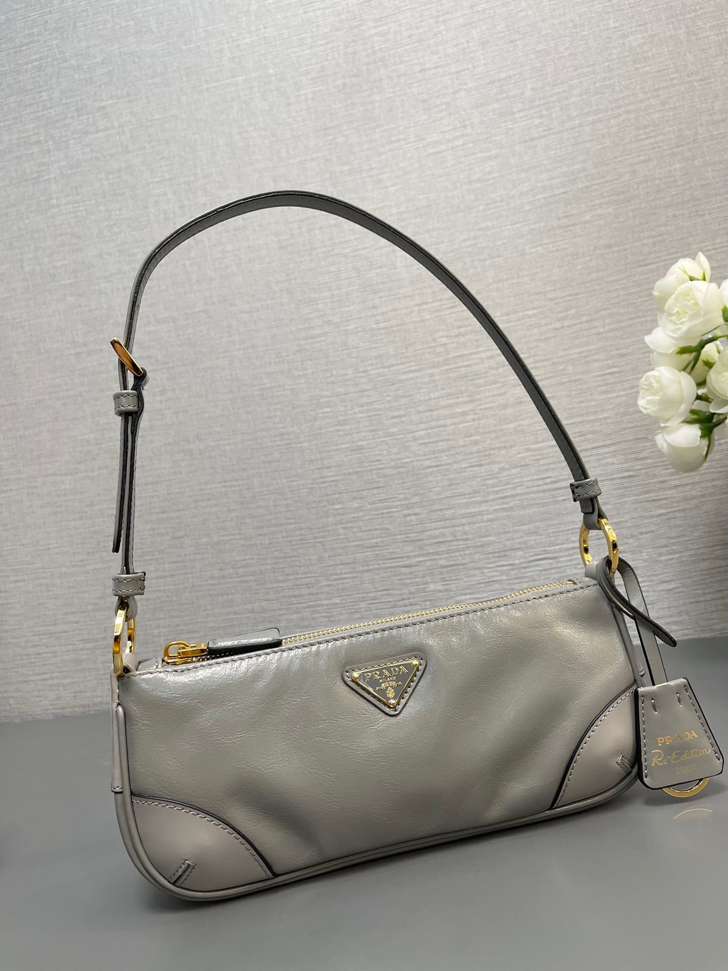 P900 Bolso de piel encerada marrón de Prada 1BC201 Piel encerada Este bolso bandolera 2002 de piel encerada, elegantemente sencillo, está fabricado en una innovadora piel encerada importada adornada con detalles de piel brillante e incorpora los versátiles elementos de diseño de P Correas ajustables para el hombro, herrajes metálicos y un llavero extraíble El logotipo triangular de metal esmaltado resalta los rasgos clásicos de la marca Ligero y práctico ¡Dese prisa en conseguirlo! ¡H10xB5cm!