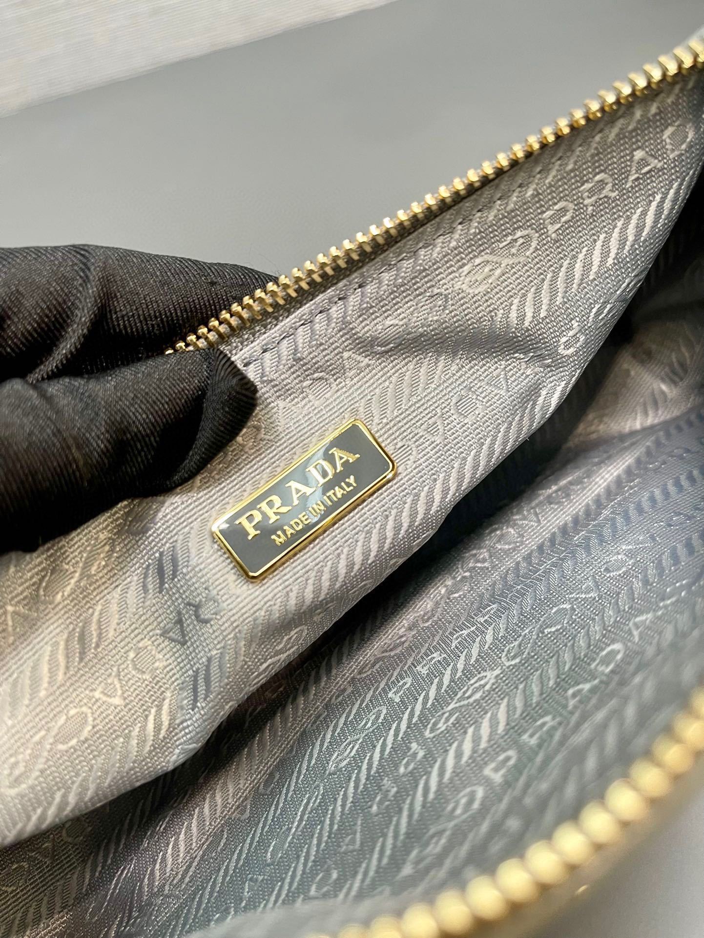 P900 Bolso de piel encerada marrón de Prada 1BC201 Piel encerada Este bolso bandolera 2002 de piel encerada, elegantemente sencillo, está fabricado en una innovadora piel encerada importada adornada con detalles de piel brillante e incorpora los versátiles elementos de diseño de P Correas ajustables para el hombro, herrajes metálicos y un llavero extraíble El logotipo triangular de metal esmaltado resalta los rasgos clásicos de la marca Ligero y práctico ¡Dese prisa en conseguirlo! ¡H10xB5cm!