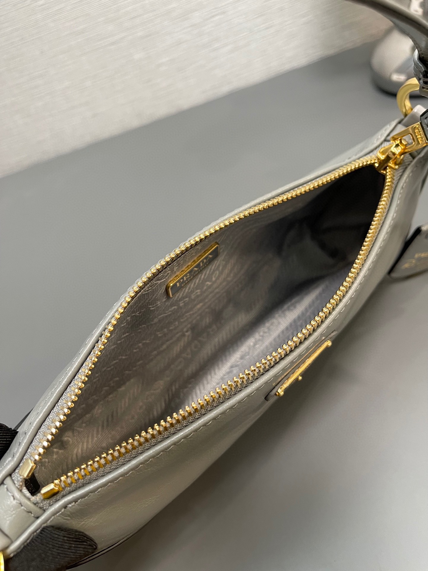 P900 Bolso de piel encerada marrón de Prada 1BC201 Piel encerada Este bolso bandolera 2002 de piel encerada, elegantemente sencillo, está fabricado en una innovadora piel encerada importada adornada con detalles de piel brillante e incorpora los versátiles elementos de diseño de P Correas ajustables para el hombro, herrajes metálicos y un llavero extraíble El logotipo triangular de metal esmaltado resalta los rasgos clásicos de la marca Ligero y práctico ¡Dese prisa en conseguirlo! ¡H10xB5cm!