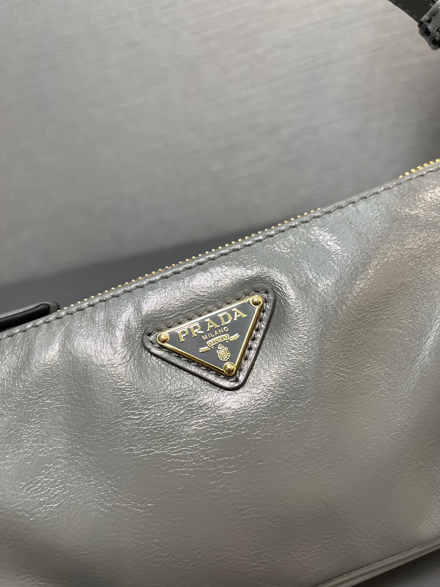 P900 Bolso de piel encerada marrón de Prada 1BC201 Piel encerada Este bolso bandolera 2002 de piel encerada, elegantemente sencillo, está fabricado en una innovadora piel encerada importada adornada con detalles de piel brillante e incorpora los versátiles elementos de diseño de P Correas ajustables para el hombro, herrajes metálicos y un llavero extraíble El logotipo triangular de metal esmaltado resalta los rasgos clásicos de la marca Ligero y práctico ¡Dese prisa en conseguirlo! ¡H10xB5cm!