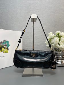 P900 Bolso de piel encerada marrón de Prada 1BC201 Piel encerada Este bolso bandolera 2002 de piel encerada, elegantemente sencillo, está fabricado en una innovadora piel encerada importada adornada con detalles de piel brillante e incorpora los versátiles elementos de diseño de P Correas ajustables para el hombro, herrajes metálicos y un llavero extraíble El logotipo triangular de metal esmaltado resalta los rasgos clásicos de la marca Ligero y práctico ¡Dese prisa en conseguirlo! ¡H10xB5cm!