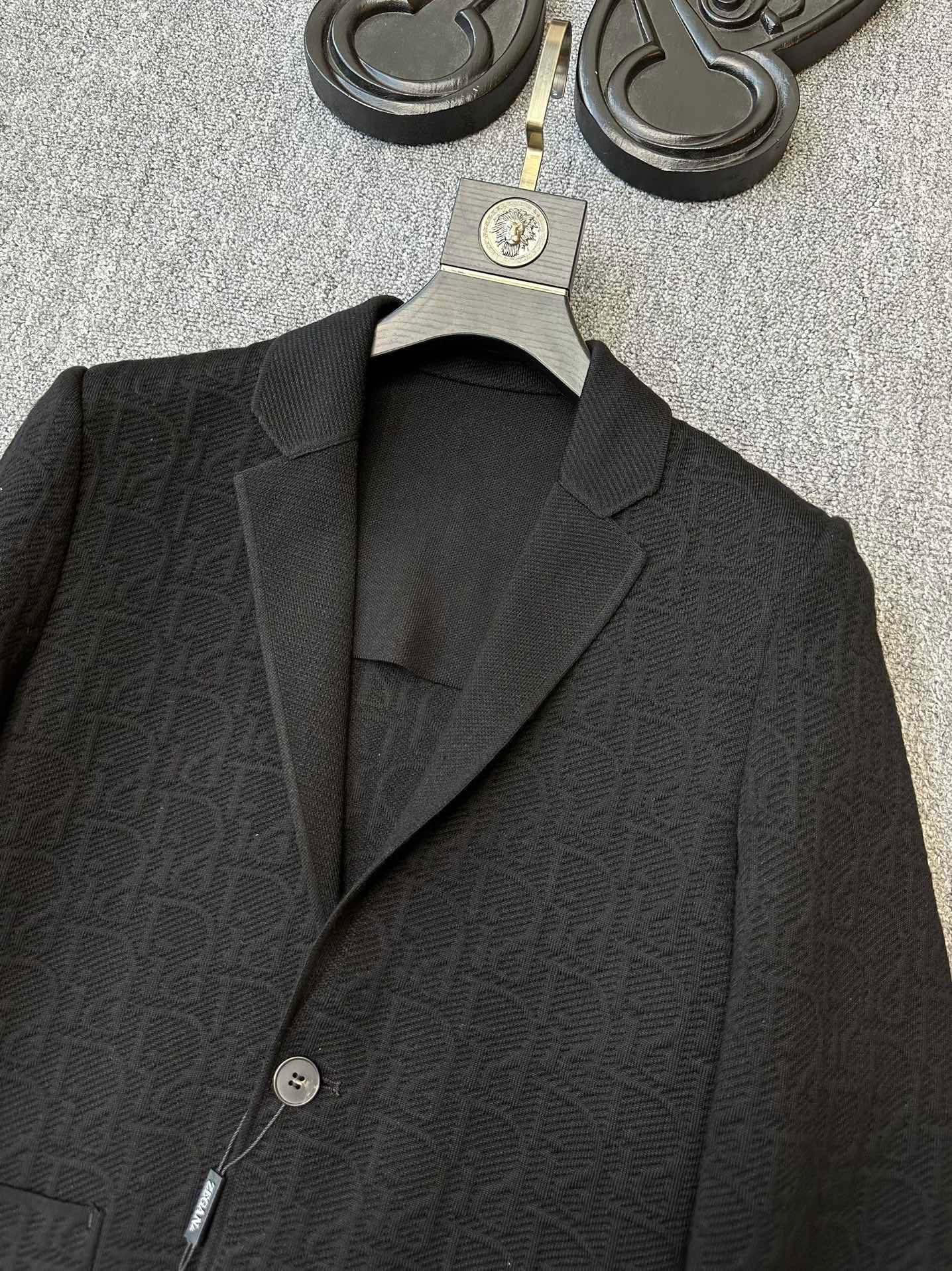 P900 Dior Dior 24 Automne/Hiver Laine Costume Veste de costume 👨🏻 Foreign trade company order ! Laine importée. Confortable rebond super bon ! Droit et draper l'ensemble de la pièce de vêtements ligne nette et lisse sur mesure à travers l'océan pure soie indienne importée fait à la main. Fort sens de l'ancienneté ! Tous les accessoires de quincaillerie sont des accessoires haut de gamme portant le logo du client. Un look est un tissu de haute qualité. Ce tissu est tissé sur mesure ! L'usine habituelle sort de la bonne marchandise ! Très pratique Couleur : Noir. Yardage : M-3XL 178 140 livres L Slim usure maximale 190 livres !