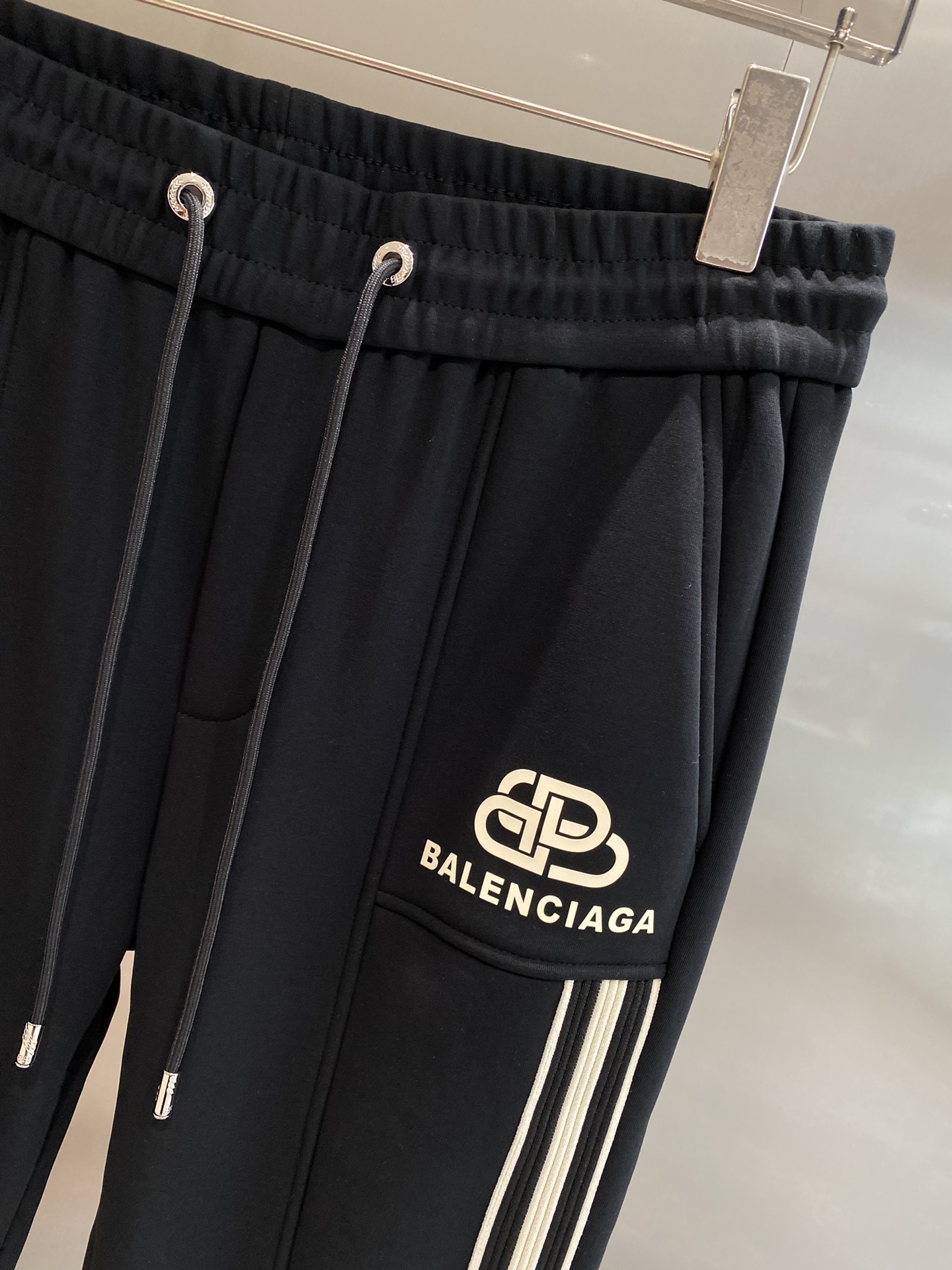 The latest collection of men's casual pants from Balenciaga Fall/Winter 2024! Made of guest-supplied stretch-cotton, they are soft and delicate to the touch! The brand's style is unmistakable! Minimalist design without superfluous flashy elements to declare the main details of fine workmanship hardware accessories original customized thickness is also just right to easily manage a variety of weather classic colors on the body is very show spirit of a variety of styles to wear casual business, daily life, fashion trends can be managed! Overall whether it is grade or fashion sense is extremely excellent to bring extraordinary taste in clothing! Padded size: M ~ 3XL🅿️480-high-fashion-factory