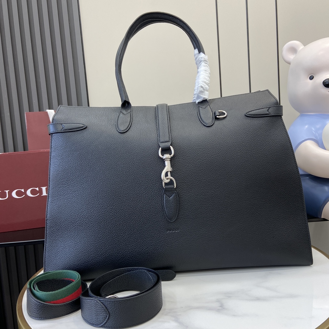 p1960🎁🎁La sélection Gucci présente un nouveau sac fourre-tout avec une interprétation glamour de l'élégance et de la sophistication.Confectionné en cuir gris souple avec un motif grainé naturel distinctif, ce sac peut facilement contenir les essentiels du quotidien et convient à une variété d'occasions.Il est doté d'une poignée supérieure, d'une bandoulière et d'une fermeture auto-agrippante signature.Cuir grainé souple grisQuincaillerie argentéeIntérieur : une poche zippée, un compartiment à cartes en cuir, une poche fendue en cuir, une poche en cuir avec fermeture à bouton et un anneau en DHauteur de la poignée de transport : 20 cmBandoulière (40 cm de haut) ; longueur réglable entre 93 cm et 102 cmFermeture à crochet et boucleGrande taille : 50 cm (L) x 35 cm (H) x 16 cm (P)Poids : environ 2,4 kgModèle : 796761Couleur : Cuir pleine fleur bourgogneCréation italienne