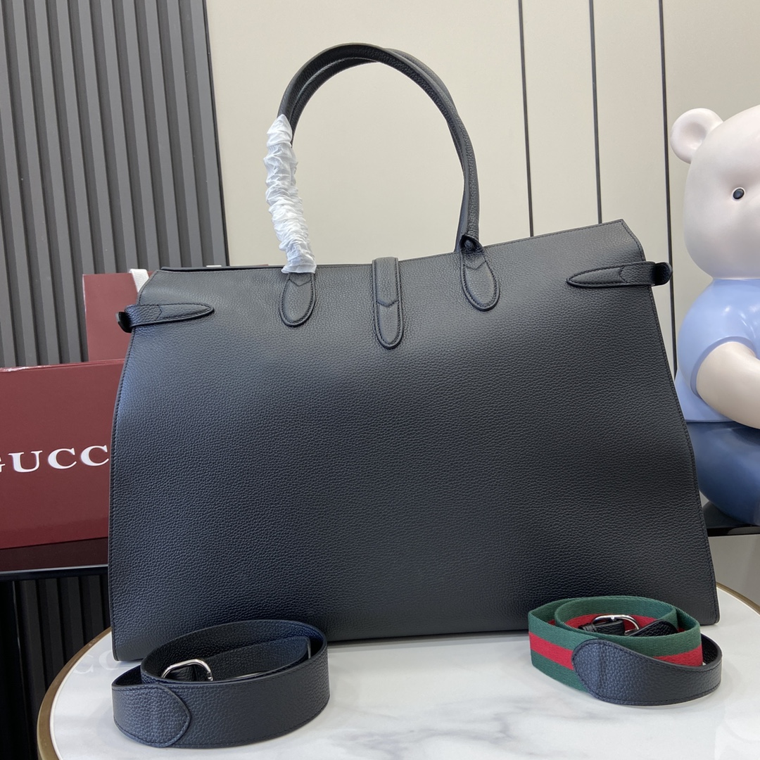 p1960🎁🎁La sélection Gucci présente un nouveau sac fourre-tout avec une interprétation glamour de l'élégance et de la sophistication.Confectionné en cuir gris souple avec un motif grainé naturel distinctif, ce sac peut facilement contenir les essentiels du quotidien et convient à une variété d'occasions.Il est doté d'une poignée supérieure, d'une bandoulière et d'une fermeture auto-agrippante signature.Cuir grainé souple grisQuincaillerie argentéeIntérieur : une poche zippée, un compartiment à cartes en cuir, une poche fendue en cuir, une poche en cuir avec fermeture à bouton et un anneau en DHauteur de la poignée de transport : 20 cmBandoulière (40 cm de haut) ; longueur réglable entre 93 cm et 102 cmFermeture à crochet et boucleGrande taille : 50 cm (L) x 35 cm (H) x 16 cm (P)Poids : environ 2,4 kgModèle : 796761Couleur : Cuir pleine fleur bourgogneCréation italienne