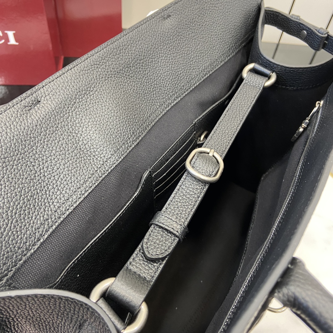 p1960🎁🎁La sélection Gucci présente un nouveau sac fourre-tout avec une interprétation glamour de l'élégance et de la sophistication.Confectionné en cuir gris souple avec un motif grainé naturel distinctif, ce sac peut facilement contenir les essentiels du quotidien et convient à une variété d'occasions.Il est doté d'une poignée supérieure, d'une bandoulière et d'une fermeture auto-agrippante signature.Cuir grainé souple grisQuincaillerie argentéeIntérieur : une poche zippée, un compartiment à cartes en cuir, une poche fendue en cuir, une poche en cuir avec fermeture à bouton et un anneau en DHauteur de la poignée de transport : 20 cmBandoulière (40 cm de haut) ; longueur réglable entre 93 cm et 102 cmFermeture à crochet et boucleGrande taille : 50 cm (L) x 35 cm (H) x 16 cm (P)Poids : environ 2,4 kgModèle : 796761Couleur : Cuir pleine fleur bourgogneCréation italienne