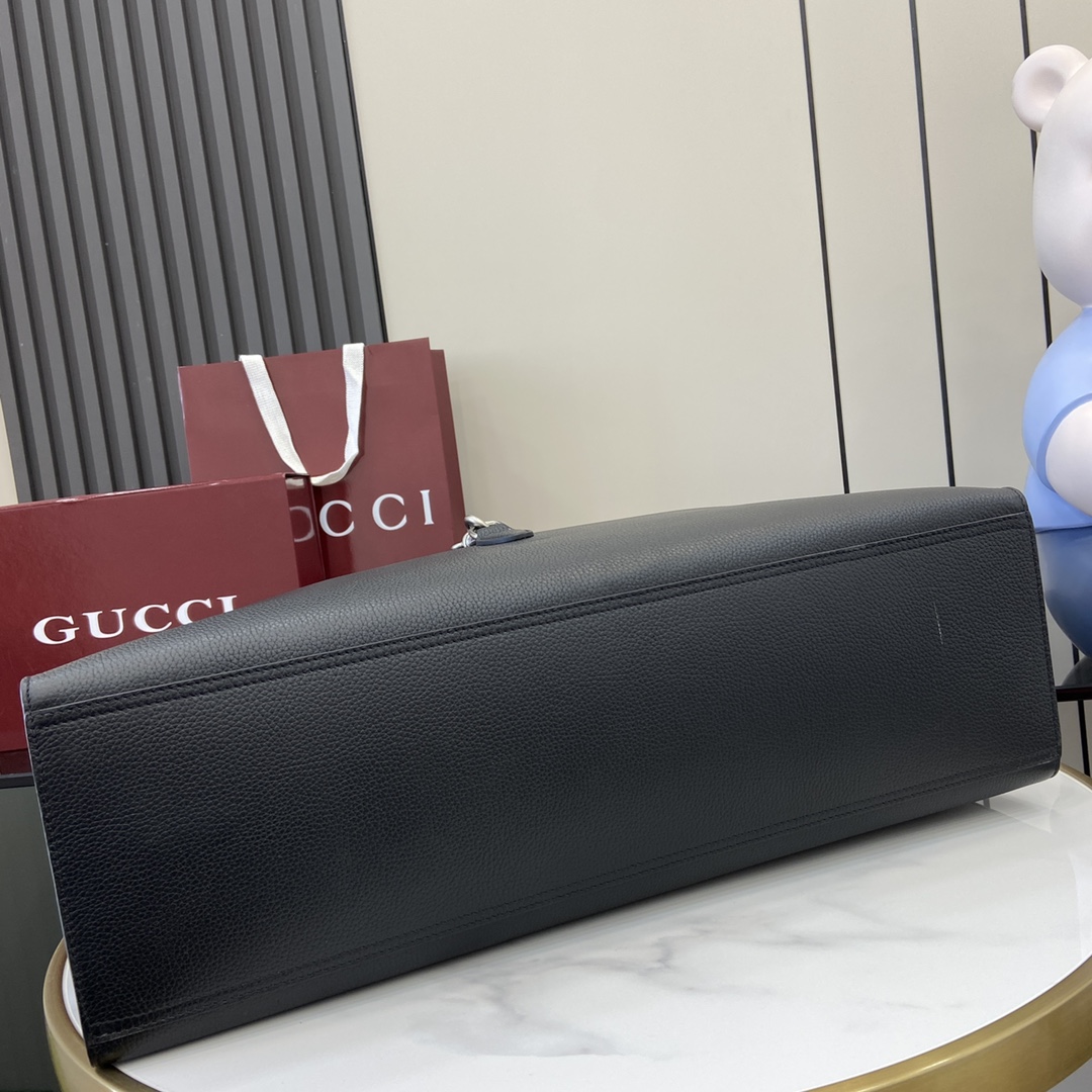 p1960🎁🎁La sélection Gucci présente un nouveau sac fourre-tout avec une interprétation glamour de l'élégance et de la sophistication.Confectionné en cuir gris souple avec un motif grainé naturel distinctif, ce sac peut facilement contenir les essentiels du quotidien et convient à une variété d'occasions.Il est doté d'une poignée supérieure, d'une bandoulière et d'une fermeture auto-agrippante signature.Cuir grainé souple grisQuincaillerie argentéeIntérieur : une poche zippée, un compartiment à cartes en cuir, une poche fendue en cuir, une poche en cuir avec fermeture à bouton et un anneau en DHauteur de la poignée de transport : 20 cmBandoulière (40 cm de haut) ; longueur réglable entre 93 cm et 102 cmFermeture à crochet et boucleGrande taille : 50 cm (L) x 35 cm (H) x 16 cm (P)Poids : environ 2,4 kgModèle : 796761Couleur : Cuir pleine fleur bourgogneCréation italienne