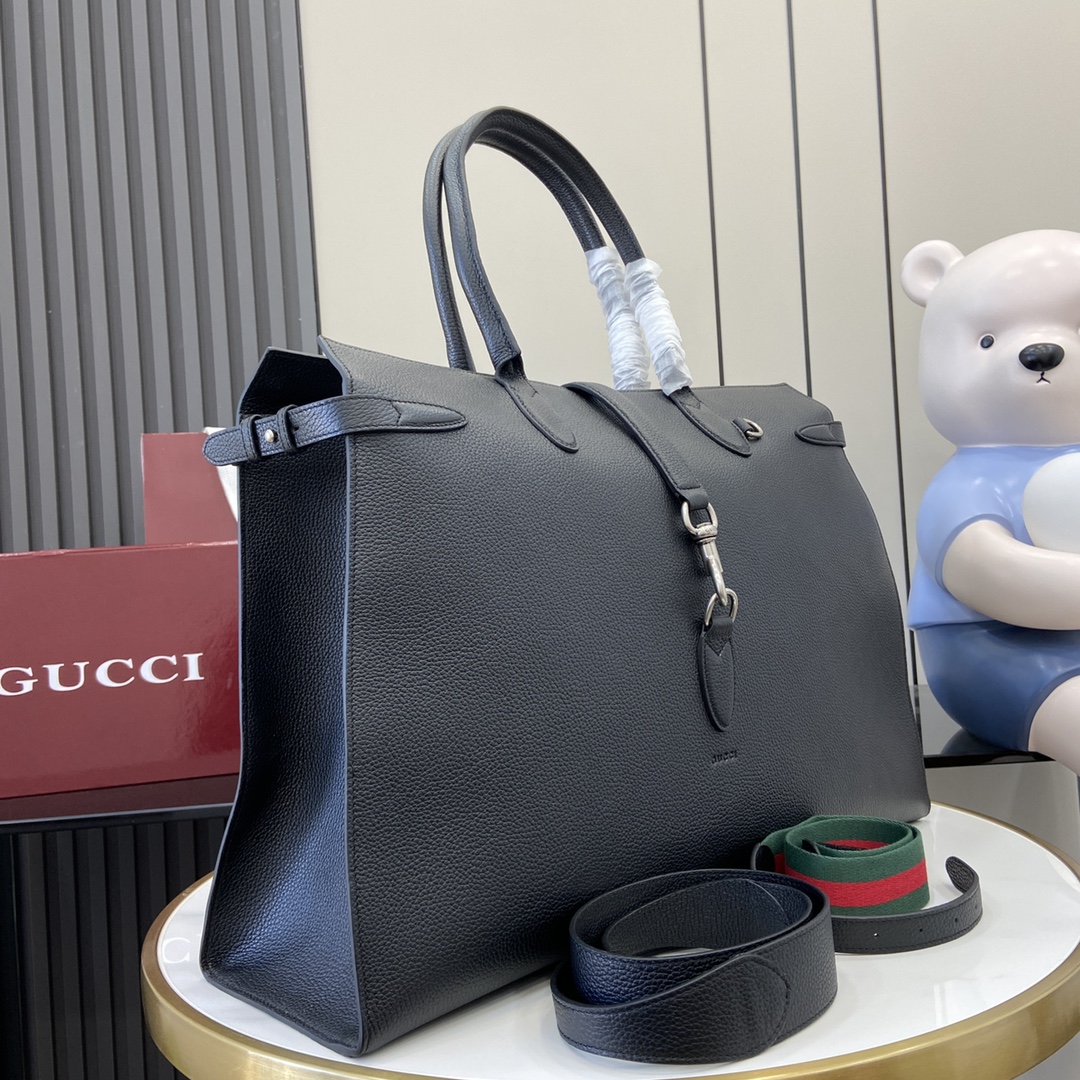 p1960🎁🎁La sélection Gucci présente un nouveau sac fourre-tout avec une interprétation glamour de l'élégance et de la sophistication.Confectionné en cuir gris souple avec un motif grainé naturel distinctif, ce sac peut facilement contenir les essentiels du quotidien et convient à une variété d'occasions.Il est doté d'une poignée supérieure, d'une bandoulière et d'une fermeture auto-agrippante signature.Cuir grainé souple grisQuincaillerie argentéeIntérieur : une poche zippée, un compartiment à cartes en cuir, une poche fendue en cuir, une poche en cuir avec fermeture à bouton et un anneau en DHauteur de la poignée de transport : 20 cmBandoulière (40 cm de haut) ; longueur réglable entre 93 cm et 102 cmFermeture à crochet et boucleGrande taille : 50 cm (L) x 35 cm (H) x 16 cm (P)Poids : environ 2,4 kgModèle : 796761Couleur : Cuir pleine fleur bourgogneCréation italienne