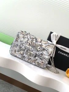 CHANEL CF20 prata super glitter lantejoulas contas outono e inverno filtro SO BLACK frito rua super legal o físico simplesmente lindo frito contas super raras custo-benefício super alto o saco mais valioso desta temporada lantejoulas de cor splicing glittering amor é simplesmente amplificação ilimitada de seu charme temperamento e elegância da tendência da moda são sinônimos de ele como um saco de jantar também é muito adequado para um tesouros ao longo da vida doTamanho 14-21-8