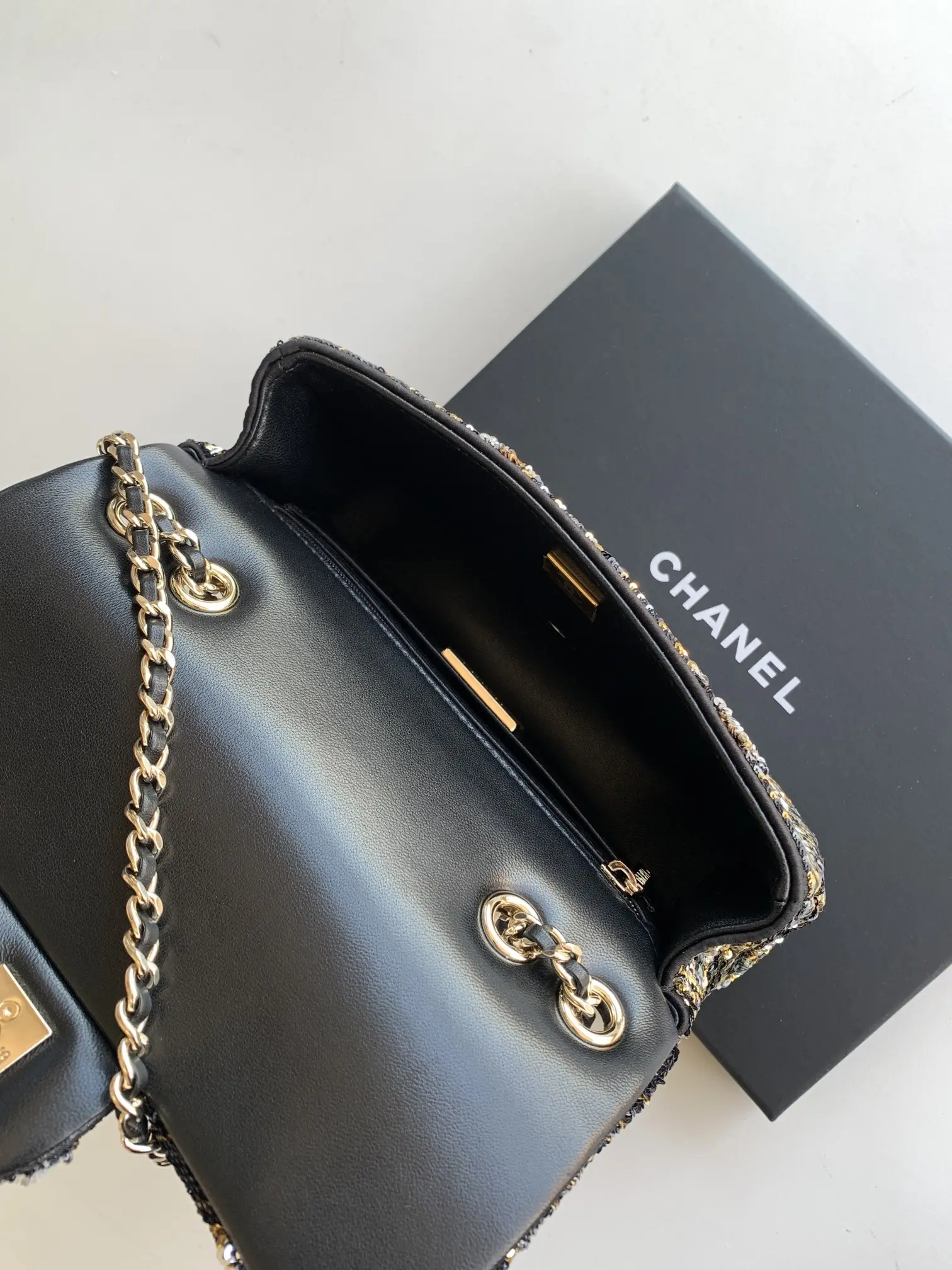 ¡CHANEL CF20 negro super brillo lentejuelas perlas otoño e invierno filtro TAN NEGRO frito calle super cool 0 física simplemente hermoso frito perlas super raro rentable ultra-alta esta temporada más vale la pena comprar la bolsa de color lentejuelas empalme brillante amor es simplemente ilimitada amplificación de su encanto temperamento elegancia y tendencia de la moda son sinónimos de ella como un bolso de la cena es también muy adecuado para el 0 es un tesoro de toda la vida!Talla 14-21-8