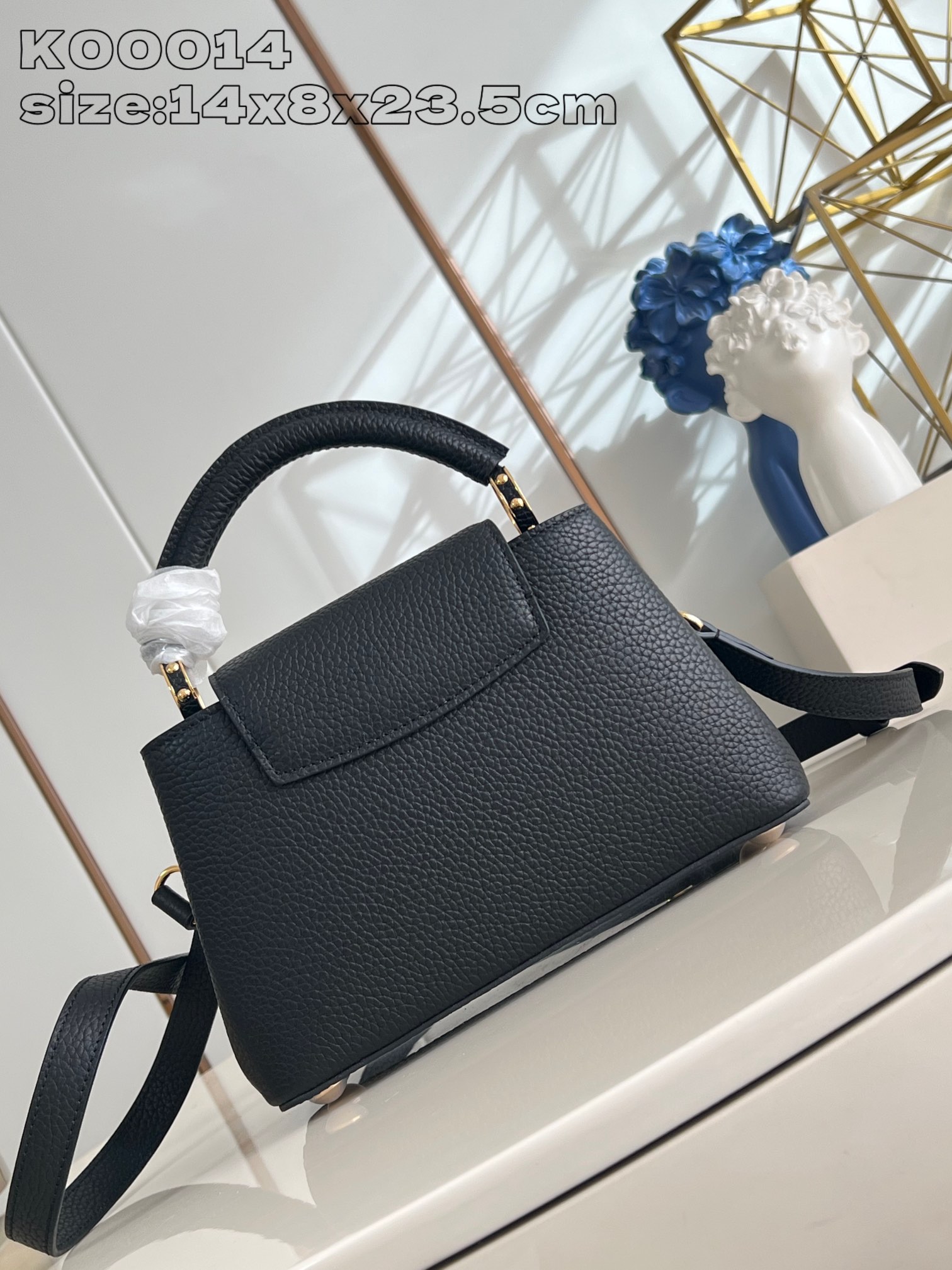 P2200 LV K00014Black La collection Capucines poursuit ses classiques avec cette version personnalisée entre les tailles Mini et BB. Choisissez d'abord votre couleur de cuir préférée, puis ajoutez la chaîne à votre guise avec trois embellissements en monogrammes doublement plaqués et des porte-bonheur de marque sur une pièce métallique sophistiquée de 14 x 8 x 23,5 cm (H x L x L).