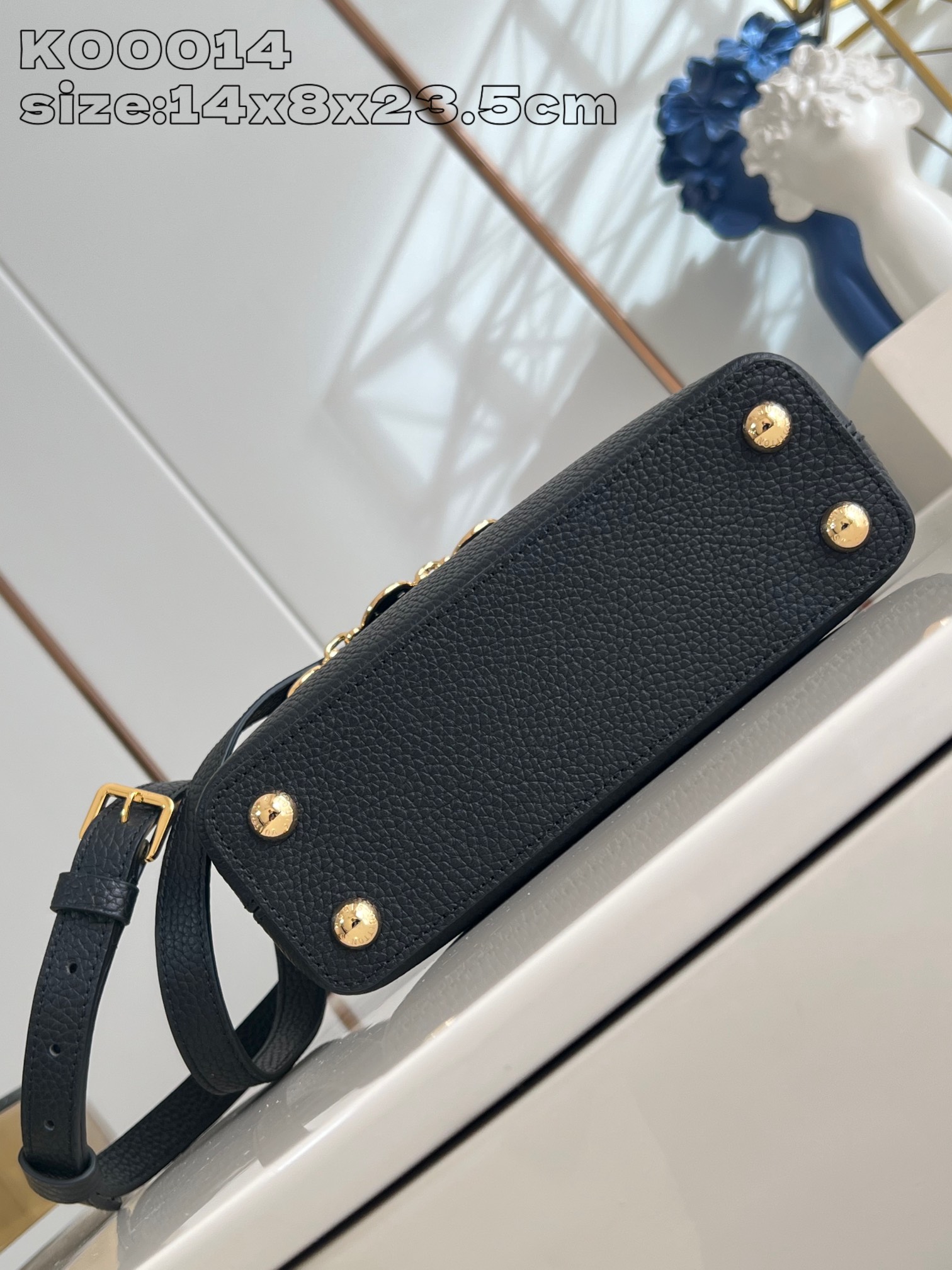 P2200 LV K00014Black La collection Capucines poursuit ses classiques avec cette version personnalisée entre les tailles Mini et BB. Choisissez d'abord votre couleur de cuir préférée, puis ajoutez la chaîne à votre guise avec trois embellissements en monogrammes doublement plaqués et des porte-bonheur de marque sur une pièce métallique sophistiquée de 14 x 8 x 23,5 cm (H x L x L).