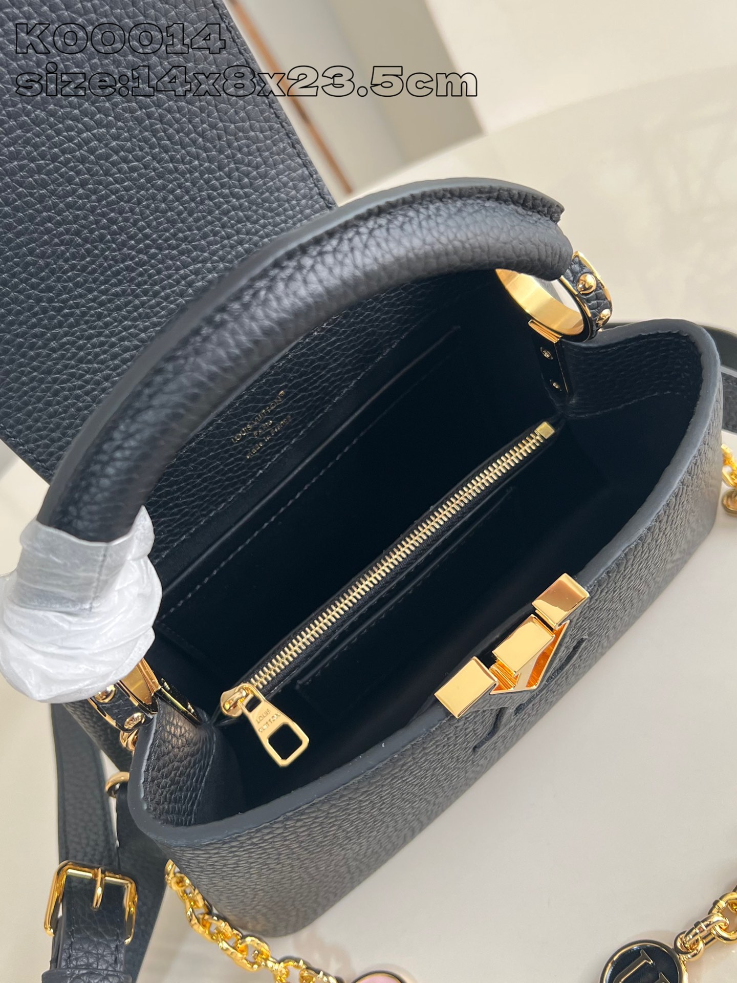 P2200 LV K00014Black La collection Capucines poursuit ses classiques avec cette version personnalisée entre les tailles Mini et BB. Choisissez d'abord votre couleur de cuir préférée, puis ajoutez la chaîne à votre guise avec trois embellissements en monogrammes doublement plaqués et des porte-bonheur de marque sur une pièce métallique sophistiquée de 14 x 8 x 23,5 cm (H x L x L).