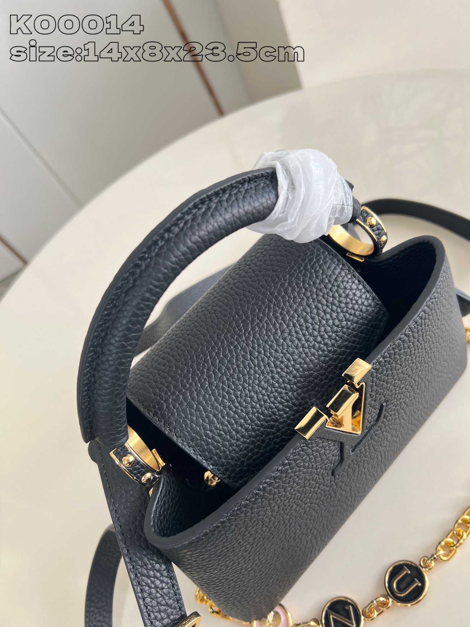 P2200 LV K00014Black La collection Capucines poursuit ses classiques avec cette version personnalisée entre les tailles Mini et BB. Choisissez d'abord votre couleur de cuir préférée, puis ajoutez la chaîne à votre guise avec trois embellissements en monogrammes doublement plaqués et des porte-bonheur de marque sur une pièce métallique sophistiquée de 14 x 8 x 23,5 cm (H x L x L).