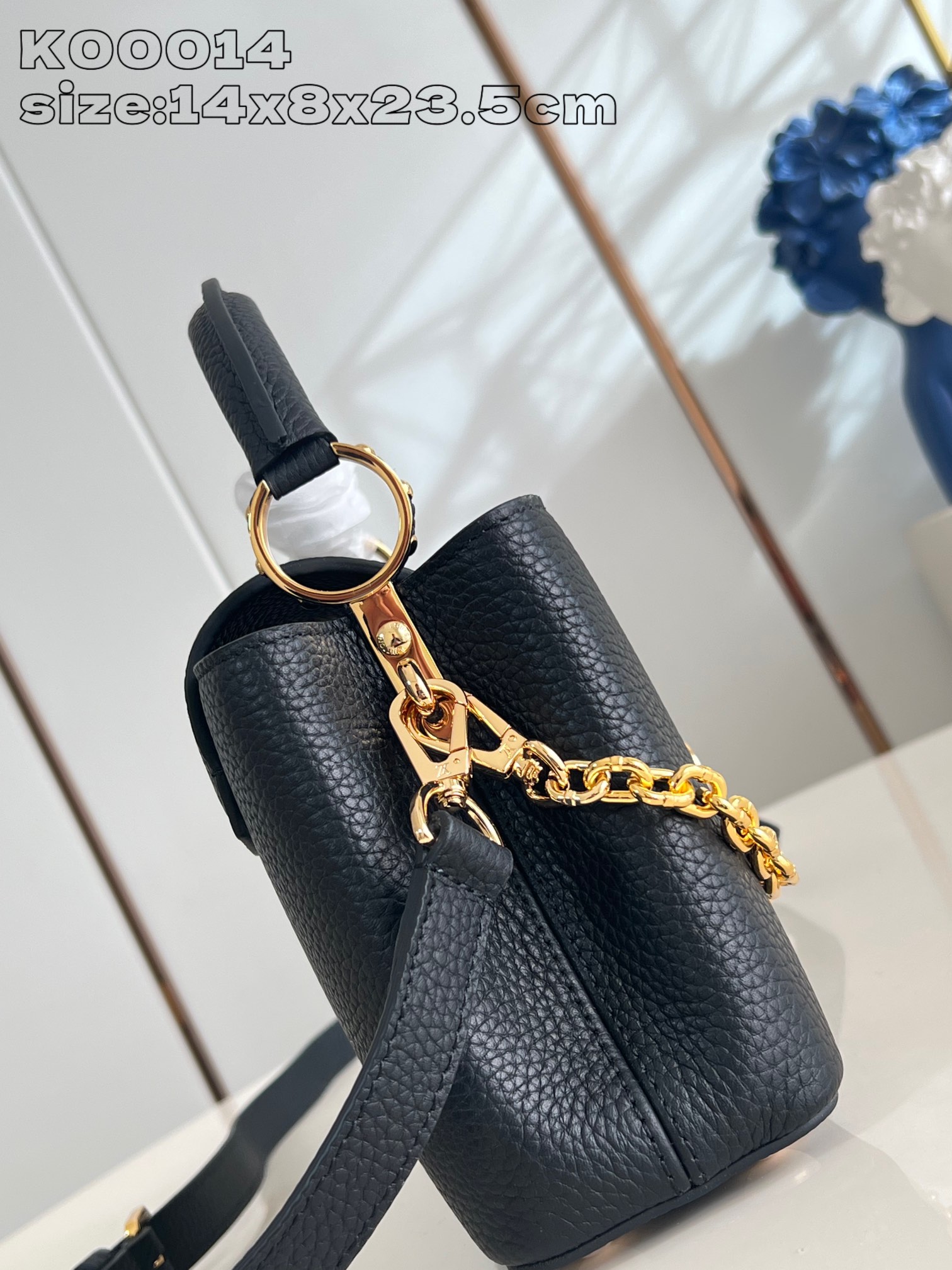 P2200 LV K00014Black La collection Capucines poursuit ses classiques avec cette version personnalisée entre les tailles Mini et BB. Choisissez d'abord votre couleur de cuir préférée, puis ajoutez la chaîne à votre guise avec trois embellissements en monogrammes doublement plaqués et des porte-bonheur de marque sur une pièce métallique sophistiquée de 14 x 8 x 23,5 cm (H x L x L).