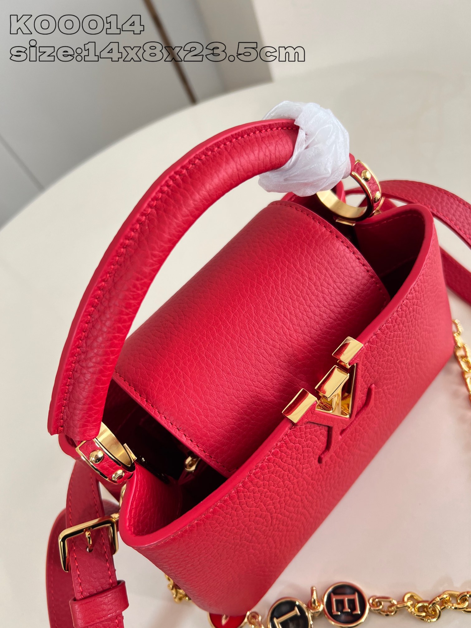 P2200 LV K00014 Red La collection Capucines poursuit ses classiques avec cette version personnalisée entre les tailles Mini et BB. Choisissez d'abord votre couleur de cuir préférée, puis ajoutez la chaîne à votre guise avec trois embellissements en monogrammes doublement plaqués et des porte-bonheur de marque sur une pièce métallique sophistiquée de 14 x 8 x 23,5 cm (H x L x L).