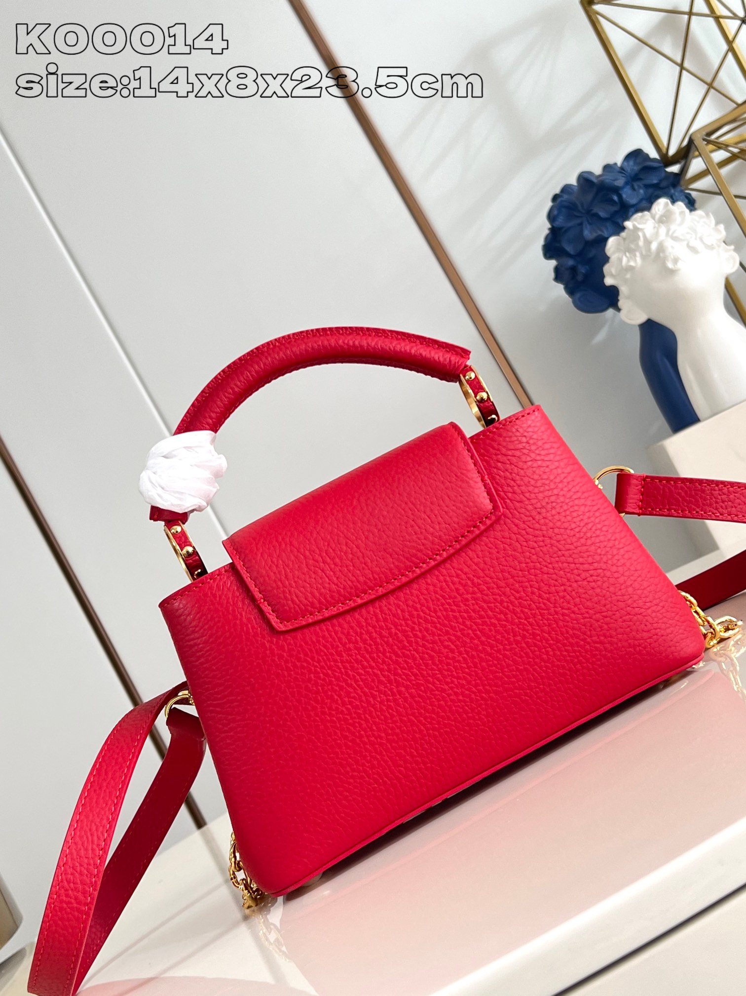 P2200 LV K00014 Red La collection Capucines poursuit ses classiques avec cette version personnalisée entre les tailles Mini et BB. Choisissez d'abord votre couleur de cuir préférée, puis ajoutez la chaîne à votre guise avec trois embellissements en monogrammes doublement plaqués et des porte-bonheur de marque sur une pièce métallique sophistiquée de 14 x 8 x 23,5 cm (H x L x L).