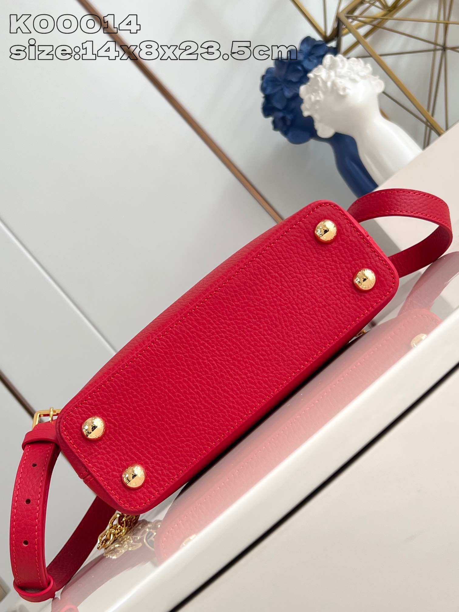 P2200 LV K00014 Red La collection Capucines poursuit ses classiques avec cette version personnalisée entre les tailles Mini et BB. Choisissez d'abord votre couleur de cuir préférée, puis ajoutez la chaîne à votre guise avec trois embellissements en monogrammes doublement plaqués et des porte-bonheur de marque sur une pièce métallique sophistiquée de 14 x 8 x 23,5 cm (H x L x L).