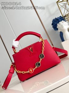 P2200 LV K00014 Red La collection Capucines poursuit ses classiques avec cette version personnalisée entre les tailles Mini et BB. Choisissez d'abord votre couleur de cuir préférée, puis ajoutez la chaîne à votre guise avec trois embellissements en monogrammes doublement plaqués et des porte-bonheur de marque sur une pièce métallique sophistiquée de 14 x 8 x 23,5 cm (H x L x L).