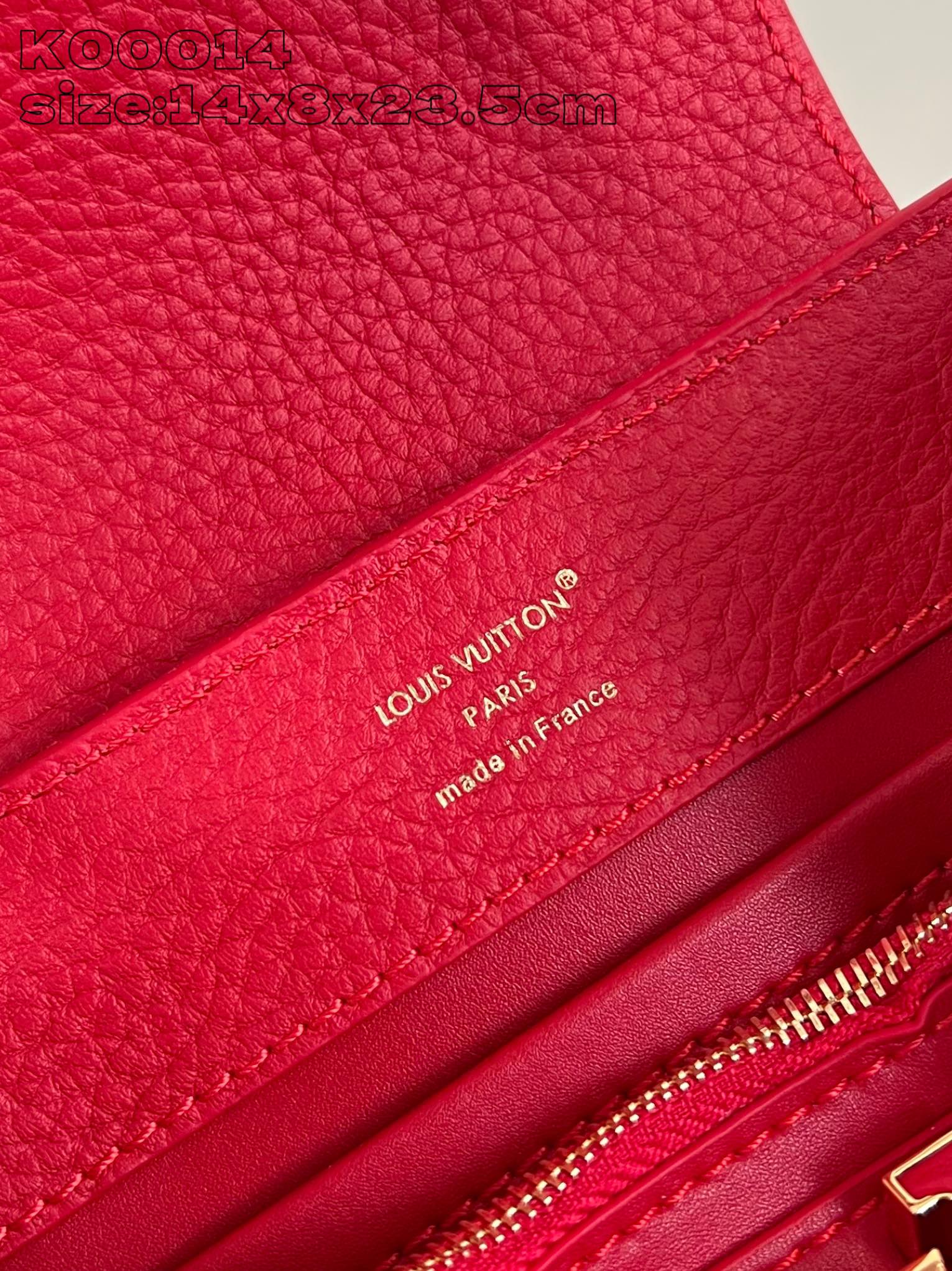 P2200 LV K00014 Red La collection Capucines poursuit ses classiques avec cette version personnalisée entre les tailles Mini et BB. Choisissez d'abord votre couleur de cuir préférée, puis ajoutez la chaîne à votre guise avec trois embellissements en monogrammes doublement plaqués et des porte-bonheur de marque sur une pièce métallique sophistiquée de 14 x 8 x 23,5 cm (H x L x L).