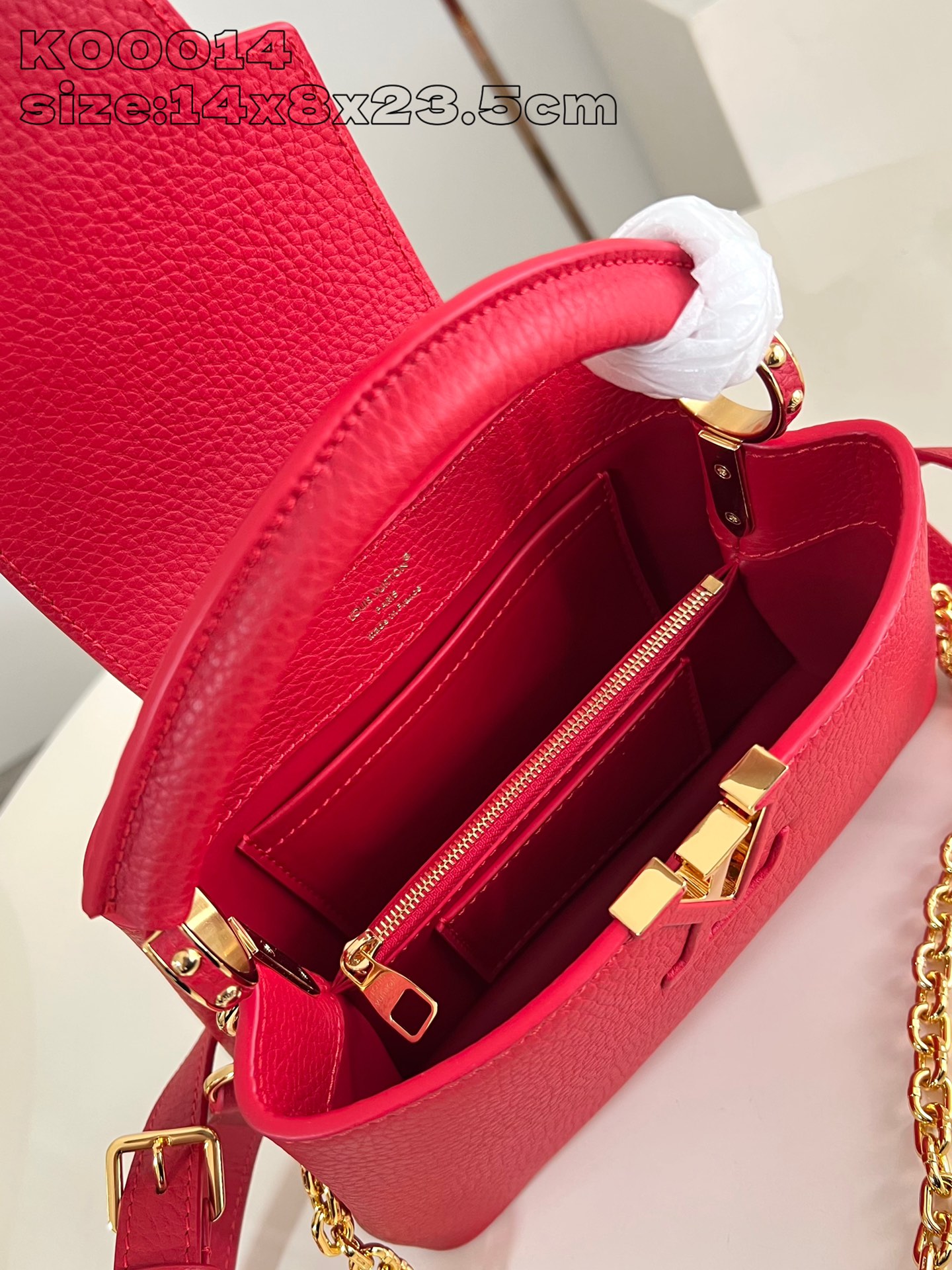 P2200 LV K00014 Red La collection Capucines poursuit ses classiques avec cette version personnalisée entre les tailles Mini et BB. Choisissez d'abord votre couleur de cuir préférée, puis ajoutez la chaîne à votre guise avec trois embellissements en monogrammes doublement plaqués et des porte-bonheur de marque sur une pièce métallique sophistiquée de 14 x 8 x 23,5 cm (H x L x L).