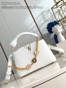 P2200 LV K00014White Capucinesコレクションは、ミニサイズとBBサイズの間にこのカスタマイズバージョンで古典的なデザインのストロークを続けています。 最初にレザーの希望の色を選択し、洗練された金属に対してダブルメッキのモノグラムとブランドの幸運のチャームの3つの装飾でチェーンを飾る 14 x 8 x 23.5 cm (H x W x L)-高品質のハンドバッグ。