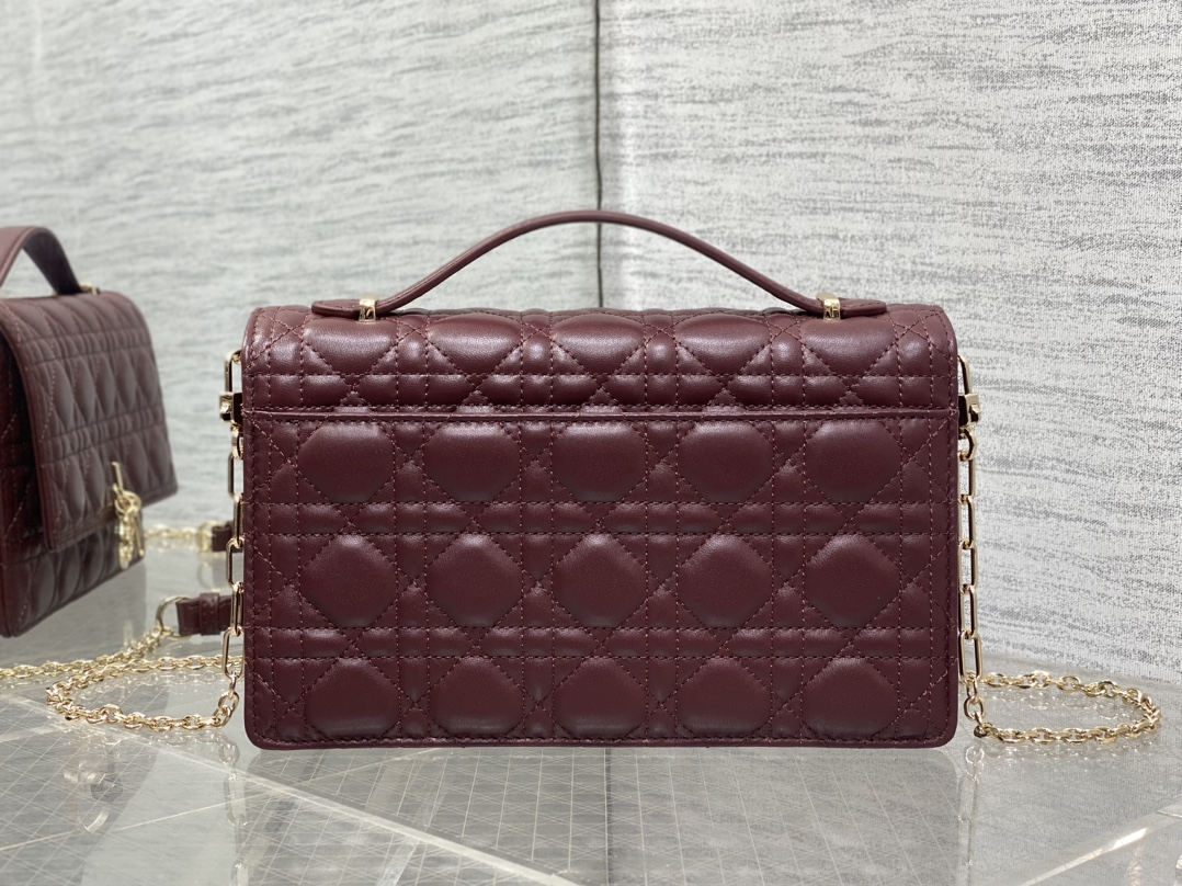 Imagem [3]-P1300 Burgundy Medium Pearl Chain Clutch Bag Grelha de vime icónica charme clássico das letras design chique da alça com pele de carneiro macia elegante e moderno destaque para a corrente deslumbrante para tornar toda a bolsa mais requintada no interior vários compartimentos e ranhuras para cartões requintado e prático tamanho total: 24 * 7,5 * 14cm bolsas de alta qualidade