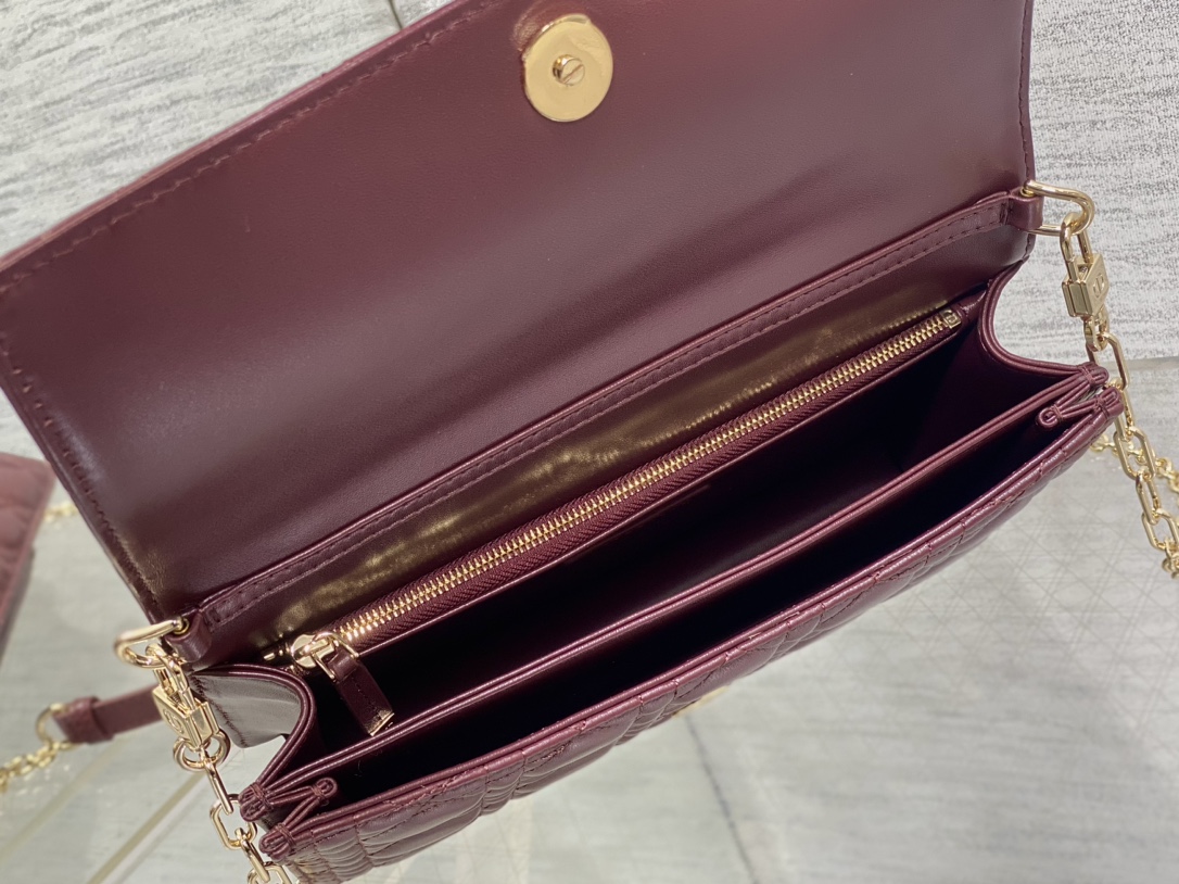 Imagem [7]-P1300 Burgundy Medium Pearl Chain Clutch Bag Grelha com padrão de vime icónico charme clássico das letras design chique da pega com pele de carneiro macia elegante e na moda o destaque é a corrente deslumbrante para tornar toda a bolsa mais requintada no interior vários compartimentos e ranhuras para cartões lindamente e praticidade tamanho total: 24*7,5*14cm bolsas de alta qualidade