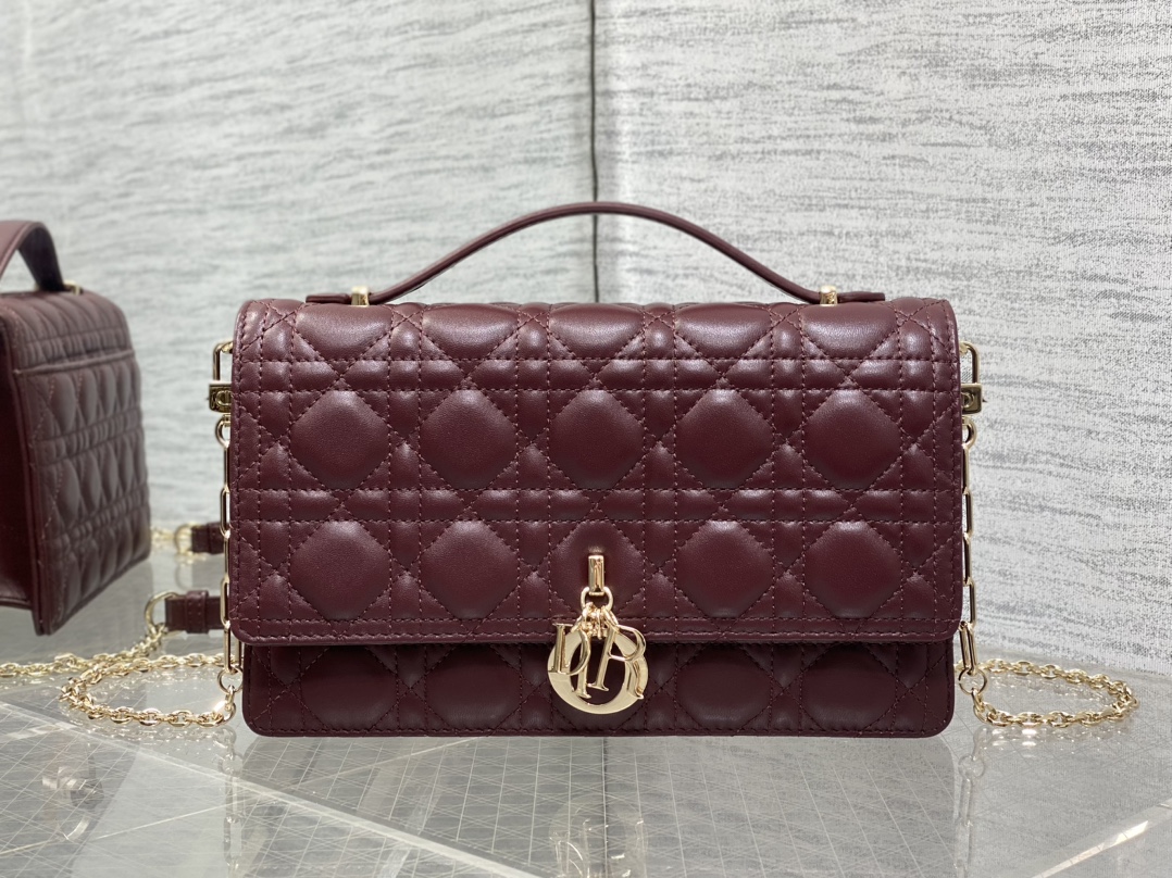 P1300 Burgundy Medium Pearl Chain Clutch Grelha de vime icónica charme clássico de letras design chique da pega com pele de carneiro macia elegante e na moda o destaque é a corrente deslumbrante para tornar toda a bolsa mais requintada no interior vários compartimentos e ranhuras para cartões lindamente e praticidade tamanho total: 24*7,5*14cm-Bolsas de alta qualidade