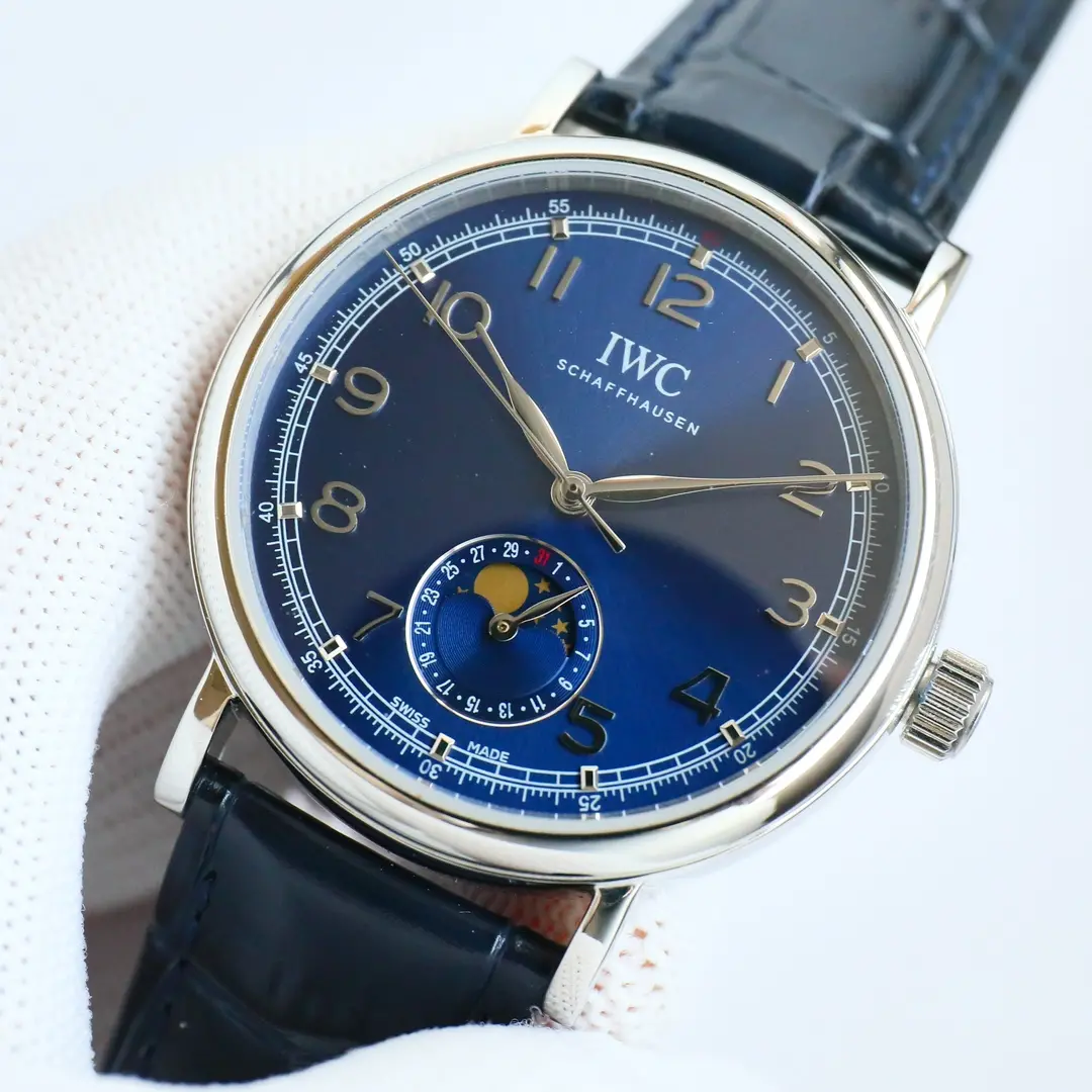 IWCトフィノR74シルバーアナログカレンダー機能ユニバーサルムーンフェイズ。メンズウォッチ（6ポジション・トゥルーカレンダー・24時間日・月・星機能付き）シンプルでエレガントな雰囲気が人気のフォーマルスタイルの腕時計！6ポジションの文字盤は最新のカレンダーディスクです！39mmケースはオリジナルと同じです！ケース39mmはオリジナルと同じ！丸みを帯びたふっくらとした佇まいで、ディテールもしっかりとしています！非常に美しい！ダイヤルダブル占いサファイアクリスタルアンチグレアコーティングダイヤル最も古典的な柳葉針トップ工芸ダイヤルを使用しています！慎重に細工され、完璧に復元！ムーブメント輸入2824-2ムーブメントの排他的な使用（同じレベルで最薄を達成するための精密技術）！正確で耐久性のある計時！ほとんど手直しなし！インポートされたリダイタリアのカーフレザーと 着用者の優れた着用体験に優れた品質を確保するために排他的な慎重にカスタマイズされた生産 🎮 S1絶妙な推奨メンズ機械式時計3針ムーンフェイズ