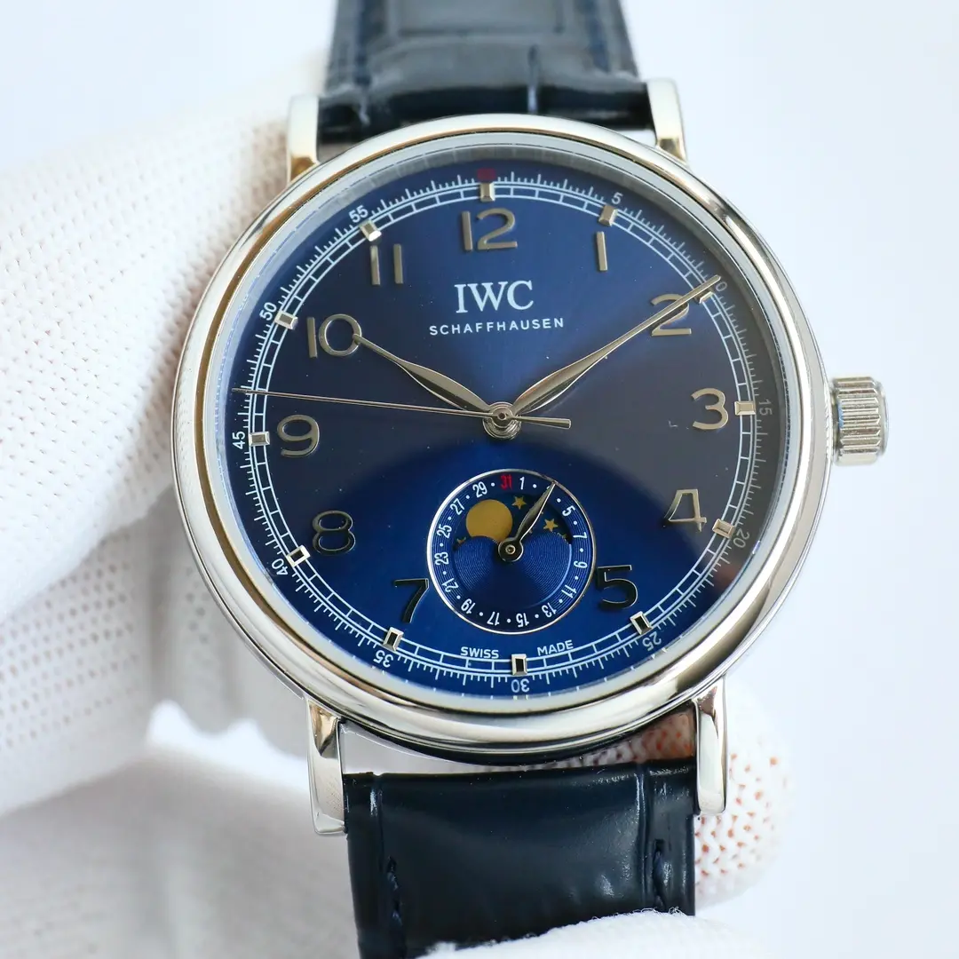 IWCトフィノR74シルバーアナログカレンダー機能ユニバーサルムーンフェイズ。メンズウォッチ（6ポジション・トゥルーカレンダー・24時間日・月・星機能付き）シンプルでエレガントな雰囲気が人気のフォーマルスタイルの腕時計！6ポジションの文字盤は最新のカレンダーディスクです！39mmケースはオリジナルと同じです！ケース39mmはオリジナルと同じ！丸みを帯びたふっくらとした佇まいで、ディテールもしっかりとしています！非常に美しい！ダイヤルダブル占いサファイアクリスタルアンチグレアコーティングダイヤル最も古典的な柳葉針トップ工芸ダイヤルを使用しています！慎重に細工され、完璧に復元！ムーブメント輸入2824-2ムーブメントの排他的な使用（同じレベルで最薄を達成するための精密技術）！正確で耐久性のある計時！ほとんど手直しなし！インポートされたリダイタリアのカーフレザーと 着用者の優れた着用体験に優れた品質を確保するために排他的な慎重にカスタマイズされた生産 🎮 S1絶妙な推奨メンズ機械式時計3針ムーンフェイズ