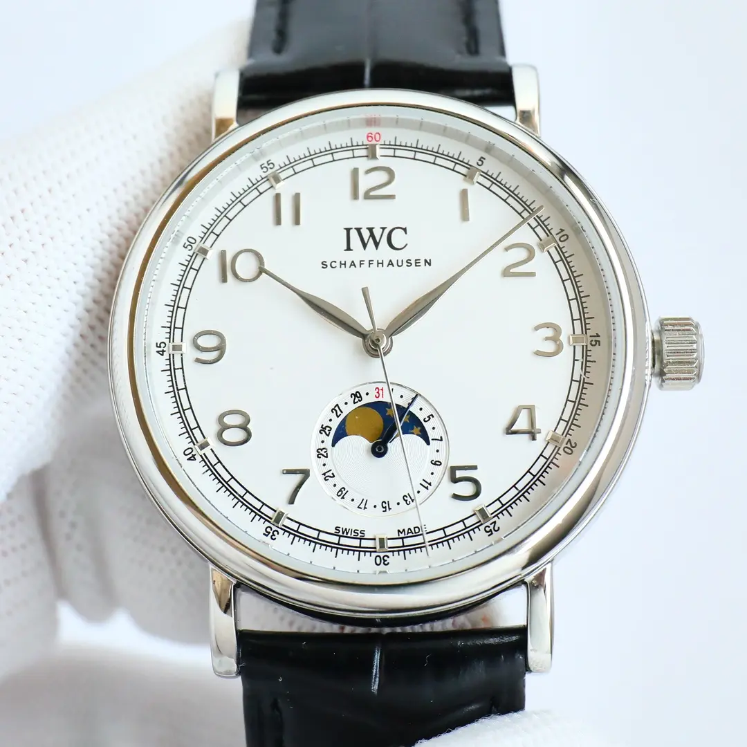 IWC Tofino R74 Silver Analogue Calendar Function Universal Moonphase. Montre pour homme (calendrier réel à 6 positions avec fonction soleil, lune et étoiles sur 24 heures) L'atmosphère la plus populaire, simple et élégante de la montre de style formel ! Le cadran à 6 positions est le dernier disque de calendrier ! Le boîtier de 39 mm est identique à l'original ! Le boîtier de 39 mm est identique à l'original ! Le boîtier de 39 mm est identique à l'original. Il donne une apparence arrondie et complète avec des détails en place. Très belle ! Cadran double divination cristal de saphir anti-reflet cadran en utilisant le plus classique feuille de saule aiguille supérieure cadran artisanal ! Fabriqué avec soin et parfaitement restauré ! Mouvement : utilisation exclusive du mouvement importé 2824-2 (technologie de précision pour atteindre le niveau le plus fin) ! Chronométrage précis et durable ! Presque aucune retouche ! Avec le cuir de veau italien importé Lida Production exclusive soigneusement personnalisée pour assurer une qualité supérieure à l'utilisateur excellente expérience de port 🎮 S1 exquise recommandée montres mécaniques pour hommes trois aiguilles phase de lune.